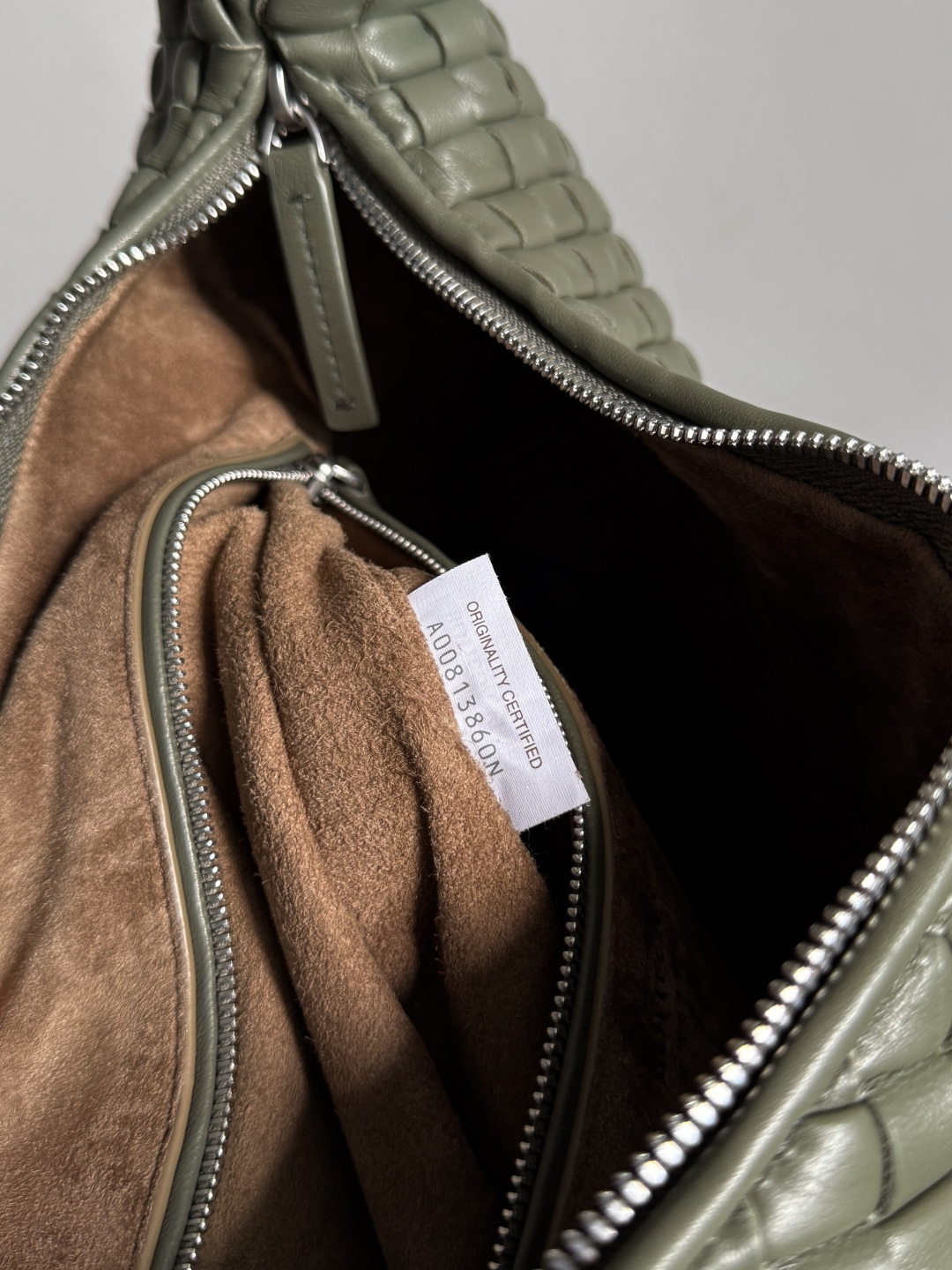 BV葆蝶家早春新品女士肩背包 手感柔软细腻的Hobo包出货啦！这款好多小伙伴都在等待，圆乎乎的造型容量又