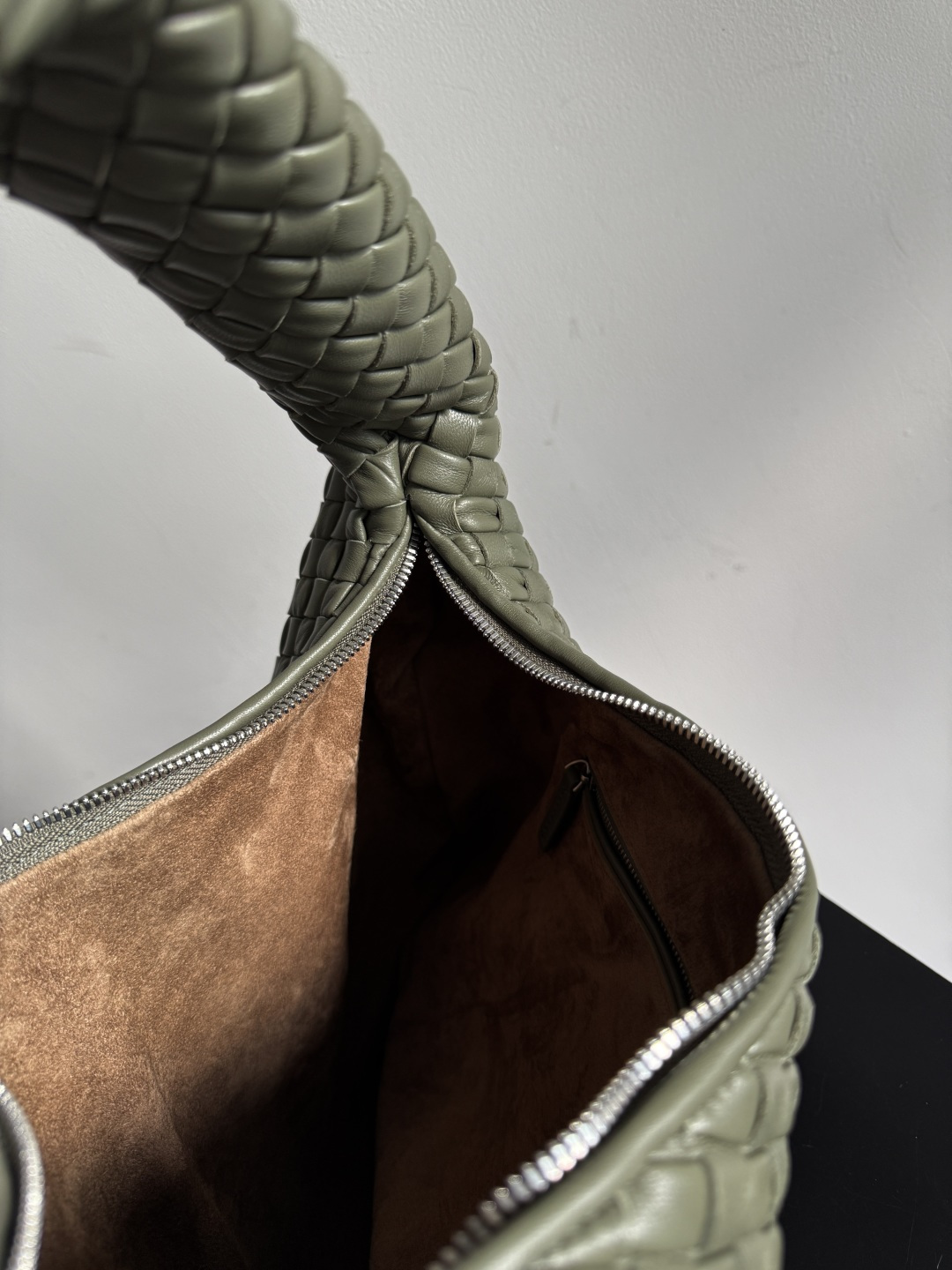 BV葆蝶家早春新品女士肩背包 手感柔软细腻的Hobo包出货啦！这款好多小伙伴都在等待，圆乎乎的造型容量又