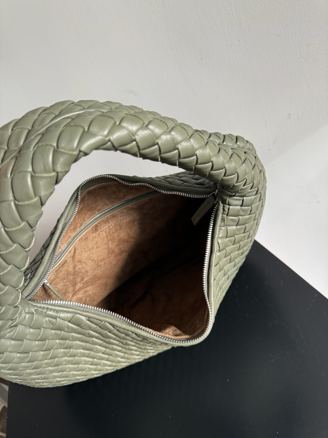 BV葆蝶家早春新品女士肩背包 手感柔软细腻的Hobo包出货啦！这款好多小伙伴都在等待，圆乎乎的造型容量又