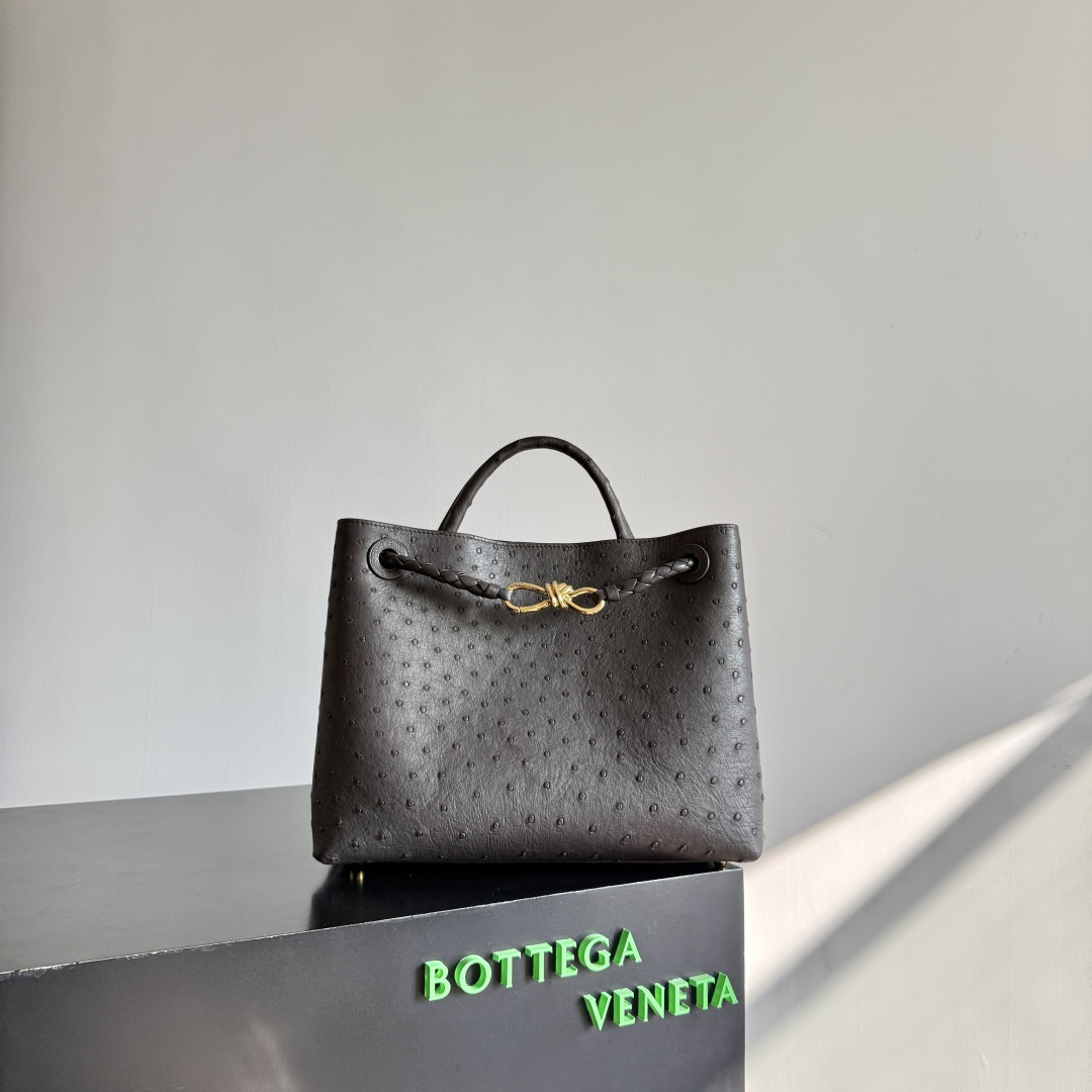 Bottega Veneta new women's Andiamo handbag
The ostrich leather texture is stunning, and the golden buckle is the finishing touch, elegant and noble; the natural pattern formed by the prominent pearl holes is natural and lightweight! Each small dot seems to be hiding a delicate breath, and the golden knot is the heartbeat of the entire bag. The knotted pattern echoes the woven handle, holding the "careless delicacy" tightly. Ostrich leather is very textured🙋🏻‍♀️Hold it in your hand and it will enhance your temperament~ It can be carried in various ways such as hand-held/shoulder/underarm/cross-body🫶🏻
Style number: 817805
Size: 32*25*11cm