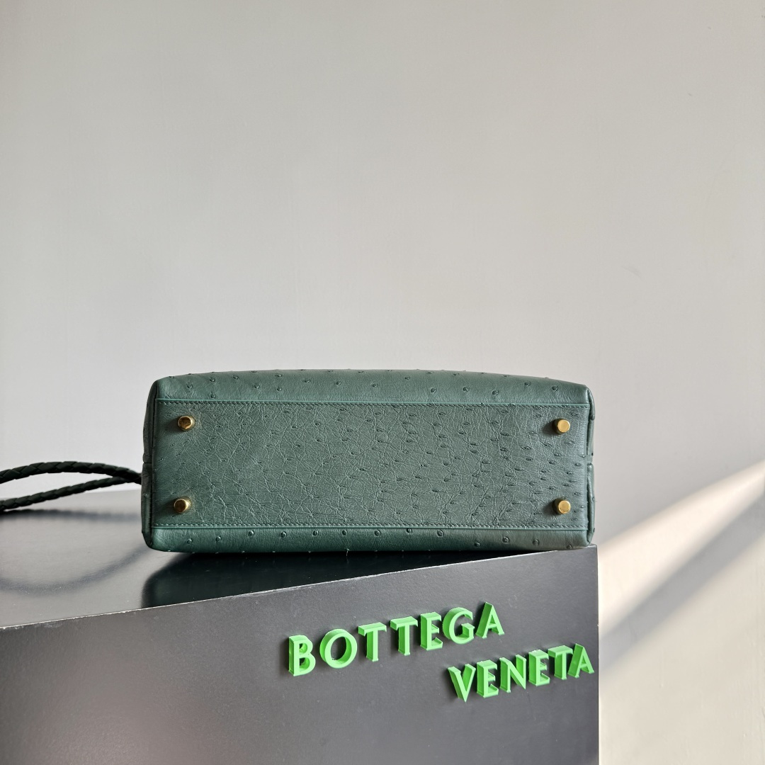 Bottega Veneta new women's Andiamo handbag
The ostrich leather texture is stunning, and the golden buckle is the finishing touch, elegant and noble; the natural pattern formed by the prominent pearl holes is natural and lightweight! Each small dot seems to be hiding a delicate breath, and the golden knot is the heartbeat of the entire bag. The knotted pattern echoes the woven handle, holding the "careless delicacy" tightly. Ostrich leather is very textured🙋🏻‍♀️Hold it in your hand and it will enhance your temperament~ It can be carried in various ways such as hand-held/shoulder/underarm/cross-body🫶🏻
Style number: 817805
Size: 32*25*11cm photo 1