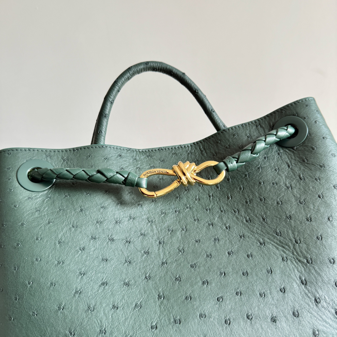 Bottega Veneta new women's Andiamo handbag
The ostrich leather texture is stunning, and the golden buckle is the finishing touch, elegant and noble; the natural pattern formed by the prominent pearl holes is natural and lightweight! Each small dot seems to be hiding a delicate breath, and the golden knot is the heartbeat of the entire bag. The knotted pattern echoes the woven handle, holding the "careless delicacy" tightly. Ostrich leather is very textured🙋🏻‍♀️Hold it in your hand and it will enhance your temperament~ It can be carried in various ways such as hand-held/shoulder/underarm/cross-body🫶🏻
Style number: 817805
Size: 32*25*11cm photo 4