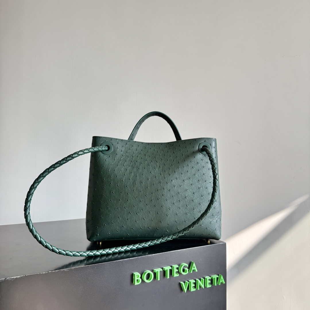 Bottega Veneta new women's Andiamo handbag
The ostrich leather texture is stunning, and the golden buckle is the finishing touch, elegant and noble; the natural pattern formed by the prominent pearl holes is natural and lightweight! Each small dot seems to be hiding a delicate breath, and the golden knot is the heartbeat of the entire bag. The knotted pattern echoes the woven handle, holding the "careless delicacy" tightly. Ostrich leather is very textured🙋🏻‍♀️Hold it in your hand and it will enhance your temperament~ It can be carried in various ways such as hand-held/shoulder/underarm/cross-body🫶🏻
Style number: 817805
Size: 32*25*11cm photo 5