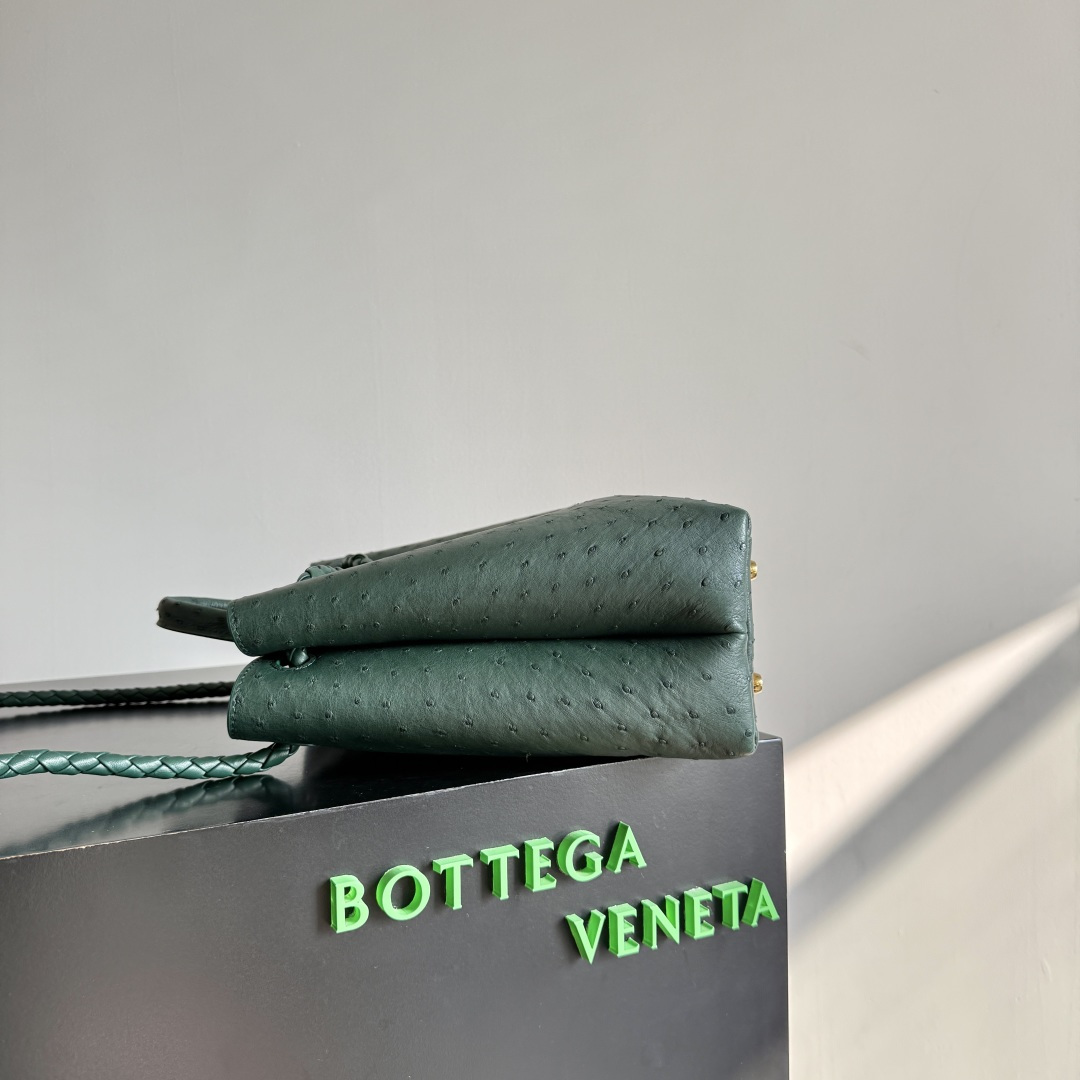 Bottega Veneta new women's Andiamo handbag
The ostrich leather texture is stunning, and the golden buckle is the finishing touch, elegant and noble; the natural pattern formed by the prominent pearl holes is natural and lightweight! Each small dot seems to be hiding a delicate breath, and the golden knot is the heartbeat of the entire bag. The knotted pattern echoes the woven handle, holding the "careless delicacy" tightly. Ostrich leather is very textured🙋🏻‍♀️Hold it in your hand and it will enhance your temperament~ It can be carried in various ways such as hand-held/shoulder/underarm/cross-body🫶🏻
Style number: 817805
Size: 32*25*11cm photo 6