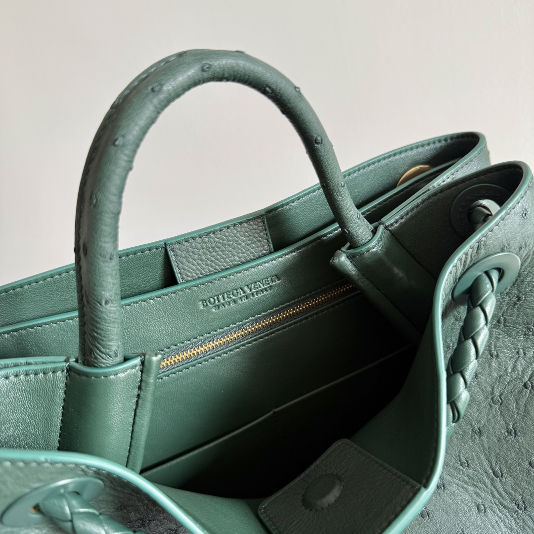 Bottega Veneta new women's Andiamo handbag
The ostrich leather texture is stunning, and the golden buckle is the finishing touch, elegant and noble; the natural pattern formed by the prominent pearl holes is natural and lightweight! Each small dot seems to be hiding a delicate breath, and the golden knot is the heartbeat of the entire bag. The knotted pattern echoes the woven handle, holding the "careless delicacy" tightly. Ostrich leather is very textured🙋🏻‍♀️Hold it in your hand and it will enhance your temperament~ It can be carried in various ways such as hand-held/shoulder/underarm/cross-body🫶🏻
Style number: 817805
Size: 32*25*11cm photo 7