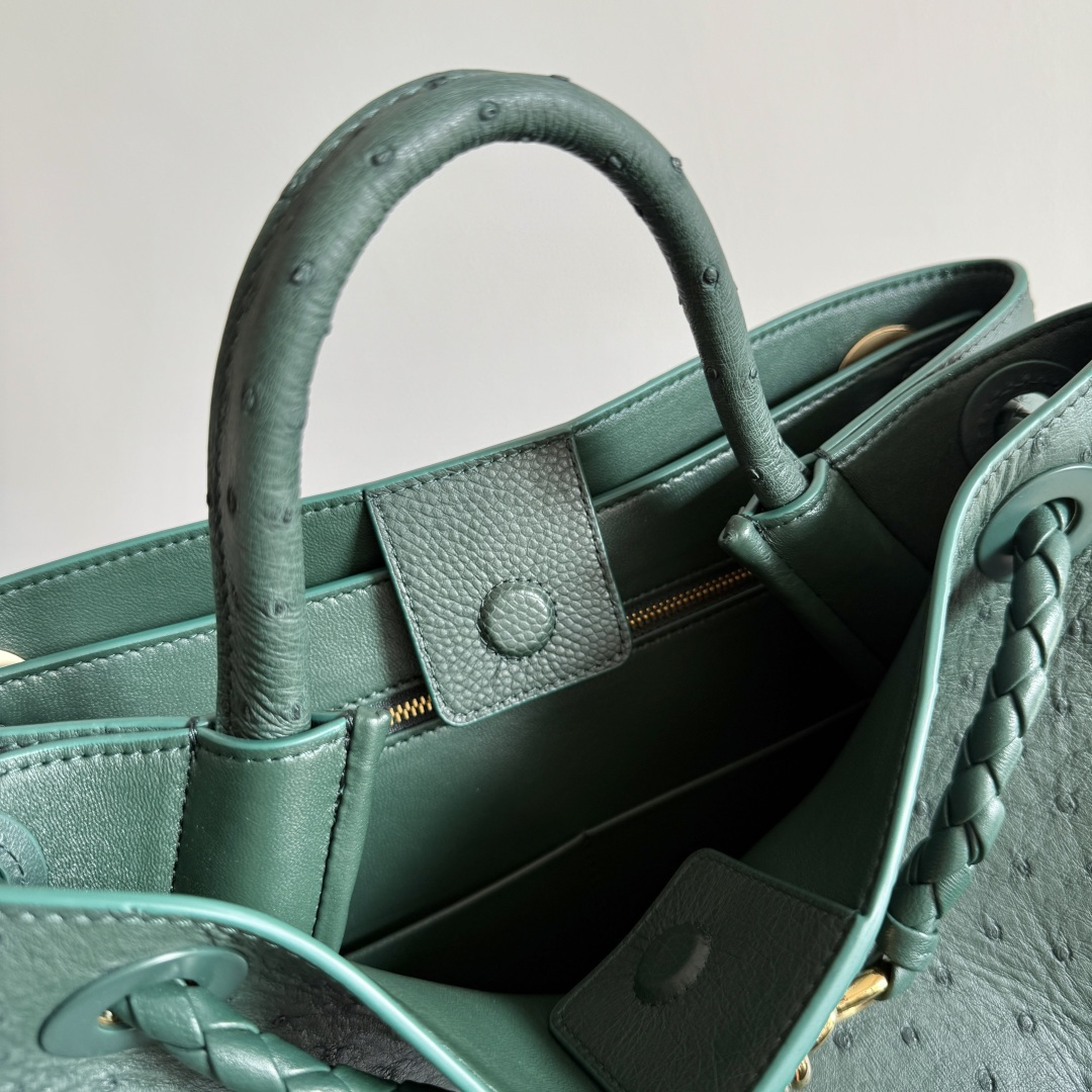 Bottega Veneta new women's Andiamo handbag
The ostrich leather texture is stunning, and the golden buckle is the finishing touch, elegant and noble; the natural pattern formed by the prominent pearl holes is natural and lightweight! Each small dot seems to be hiding a delicate breath, and the golden knot is the heartbeat of the entire bag. The knotted pattern echoes the woven handle, holding the "careless delicacy" tightly. Ostrich leather is very textured🙋🏻‍♀️Hold it in your hand and it will enhance your temperament~ It can be carried in various ways such as hand-held/shoulder/underarm/cross-body🫶🏻
Style number: 817805
Size: 32*25*11cm photo 8