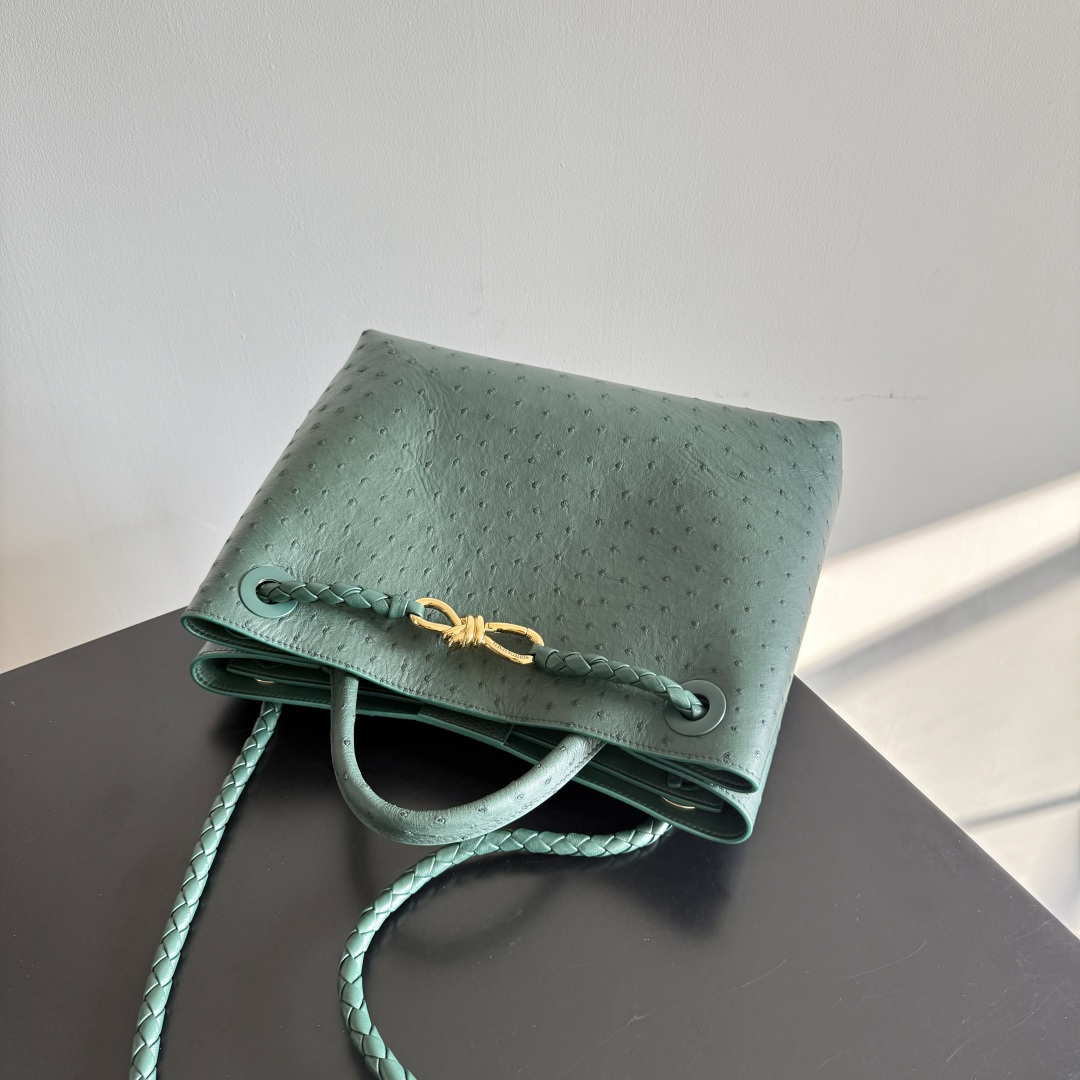 Bottega Veneta new women's Andiamo handbag
The ostrich leather texture is stunning, and the golden buckle is the finishing touch, elegant and noble; the natural pattern formed by the prominent pearl holes is natural and lightweight! Each small dot seems to be hiding a delicate breath, and the golden knot is the heartbeat of the entire bag. The knotted pattern echoes the woven handle, holding the "careless delicacy" tightly. Ostrich leather is very textured🙋🏻‍♀️Hold it in your hand and it will enhance your temperament~ It can be carried in various ways such as hand-held/shoulder/underarm/cross-body🫶🏻
Style number: 817805
Size: 32*25*11cm photo 9