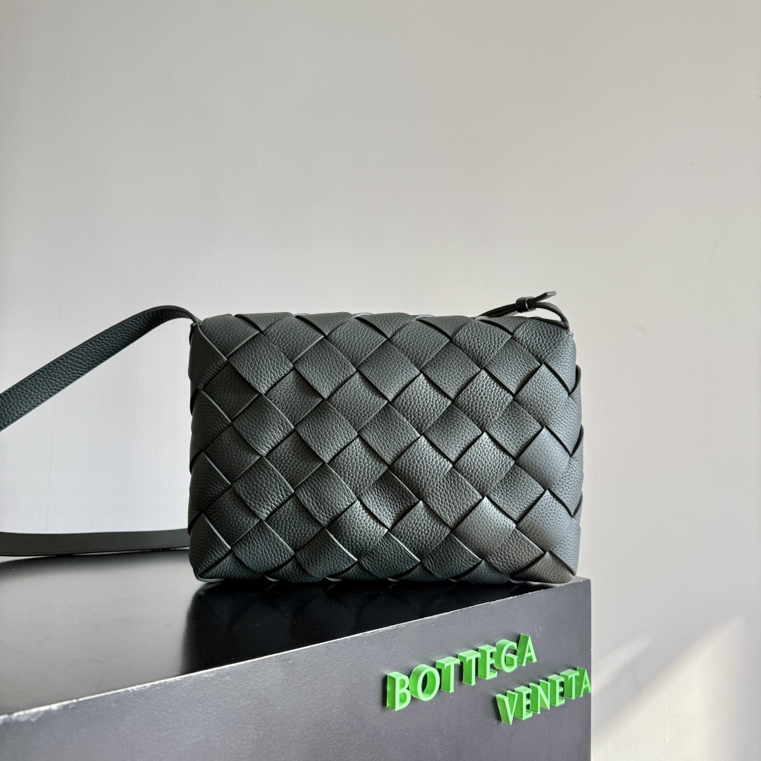 BOTTEGA VENETA葆蝶家2025新品Diago大号斜挎包最新出货🎉🎉实用主义和Diago工艺的