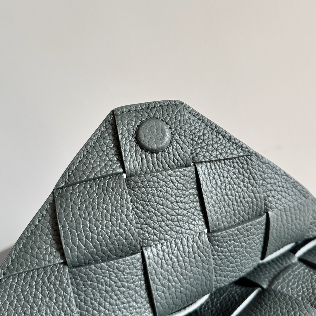 BOTTEGA VENETA葆蝶家2025新品Diago大号斜挎包最新出货🎉🎉实用主义和Diago工艺的