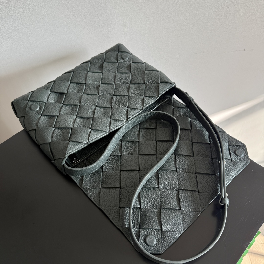 BOTTEGA VENETA葆蝶家2025新品Diago大号斜挎包最新出货🎉🎉实用主义和Diago工艺的