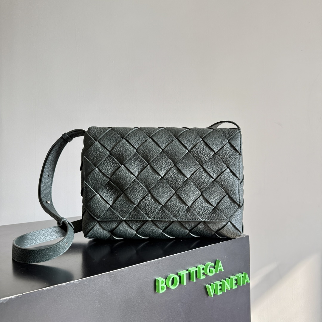 NO:701258,Special grade original leather BOTTEGA  VENETA Bottega Veneta's new Diago large crossbody bag is the latest shipment. It is a combination of pragmatism and Diago craftsmanship. It is made of high-quality leather with natural texture. It is soft and thick to the touch. The gloss reflected in different lights is different. The flat shape is clean and sharp.  It doesn’t have a big logo, but it looks calm and noble from any angle. The interior capacity is enough, and two power banks can be easily accommodated. There is also a small zippered pocket, which is especially suitable for easy-to-lose items such as access cards. It is a bag that is both beautiful and practical.  Style No. 815796 Size 32*21.5*5cm Color dark green, premium BV, bottega veneta, bottega veneta, bottega veneta, satchels, crossbody bags19860909特级 原厂皮 BOTTEGA VENETA葆蝶家新品Diago大号斜挎包最新出货实用主义和Diago工艺的结合,带有天然纹理的优质皮革,触手柔软厚实,不同光线下折射出的光泽感都不一样,扁平的造型干净利落,没有很大的logo但从哪个角度看都透出沉稳贵气,内里容量够够的,两个充电宝也轻轻松松装下,还有一个带拉链的小口袋,装门禁卡等易丢失物品特别合适,兼具美观与实用的一个包包 款号815796 尺寸32*21.5*5cm 颜色深绿色,特级BV,bottega veneta,bottega veneta,bottega veneta,satchels,crossbody bags,Bag