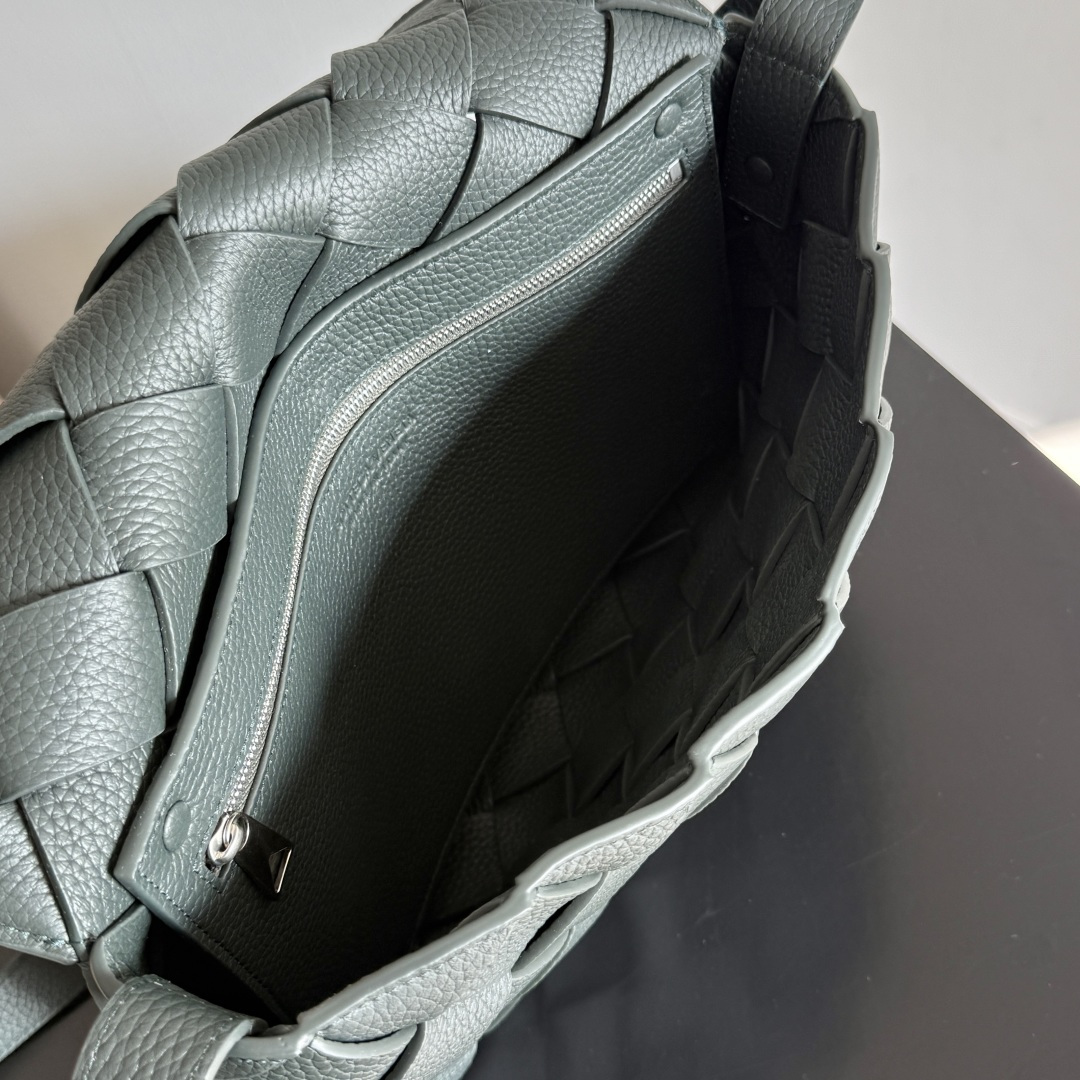 BOTTEGA VENETA葆蝶家2025新品Diago大号斜挎包最新出货🎉🎉实用主义和Diago工艺的