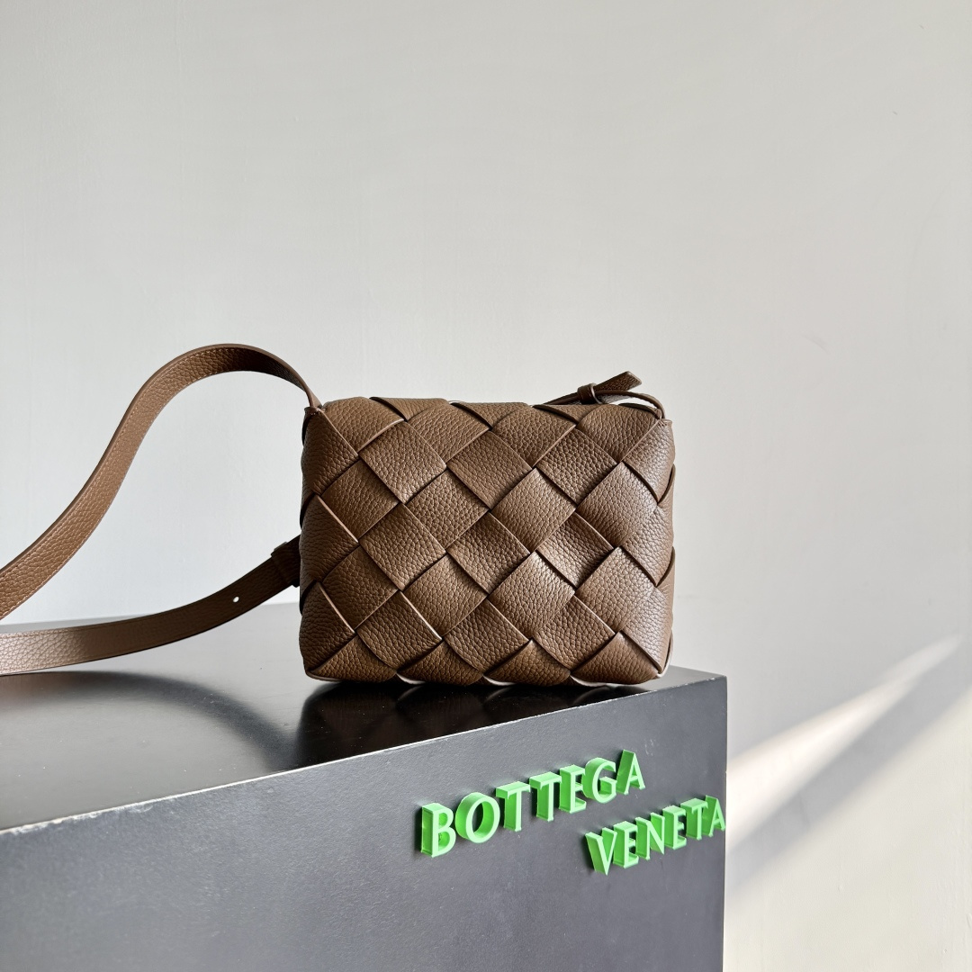 BOTTEGA VENETA全新Diago斜挎包 斜筑动态廓形，彰显独运匠心，作为B家早秋系列的一员，采