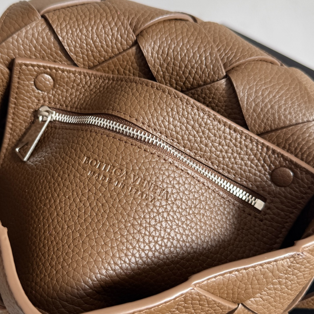 BOTTEGA VENETA全新Diago斜挎包 斜筑动态廓形，彰显独运匠心，作为B家早秋系列的一员，采