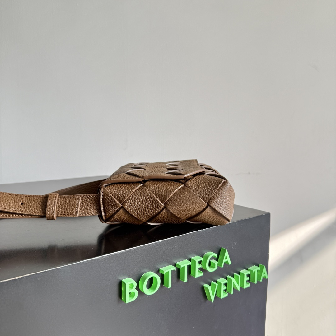 BOTTEGA VENETA全新Diago斜挎包 斜筑动态廓形，彰显独运匠心，作为B家早秋系列的一员，采