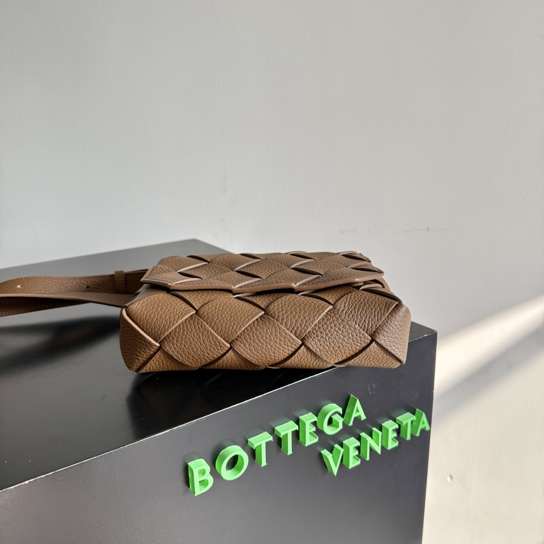 BOTTEGA VENETA全新Diago斜挎包 斜筑动态廓形，彰显独运匠心，作为B家早秋系列的一员，采