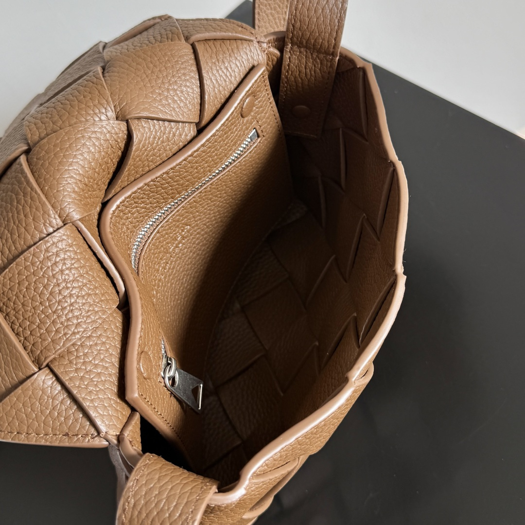 BOTTEGA VENETA全新Diago斜挎包 斜筑动态廓形，彰显独运匠心，作为B家早秋系列的一员，采