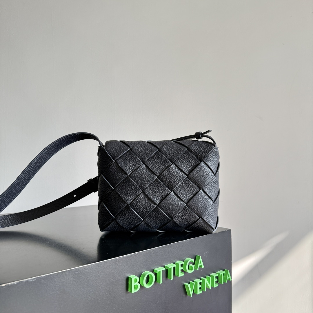 BOTTEGA VENETA全新Diago斜挎包 斜筑动态廓形，彰显独运匠心，作为B家早秋系列的一员，采