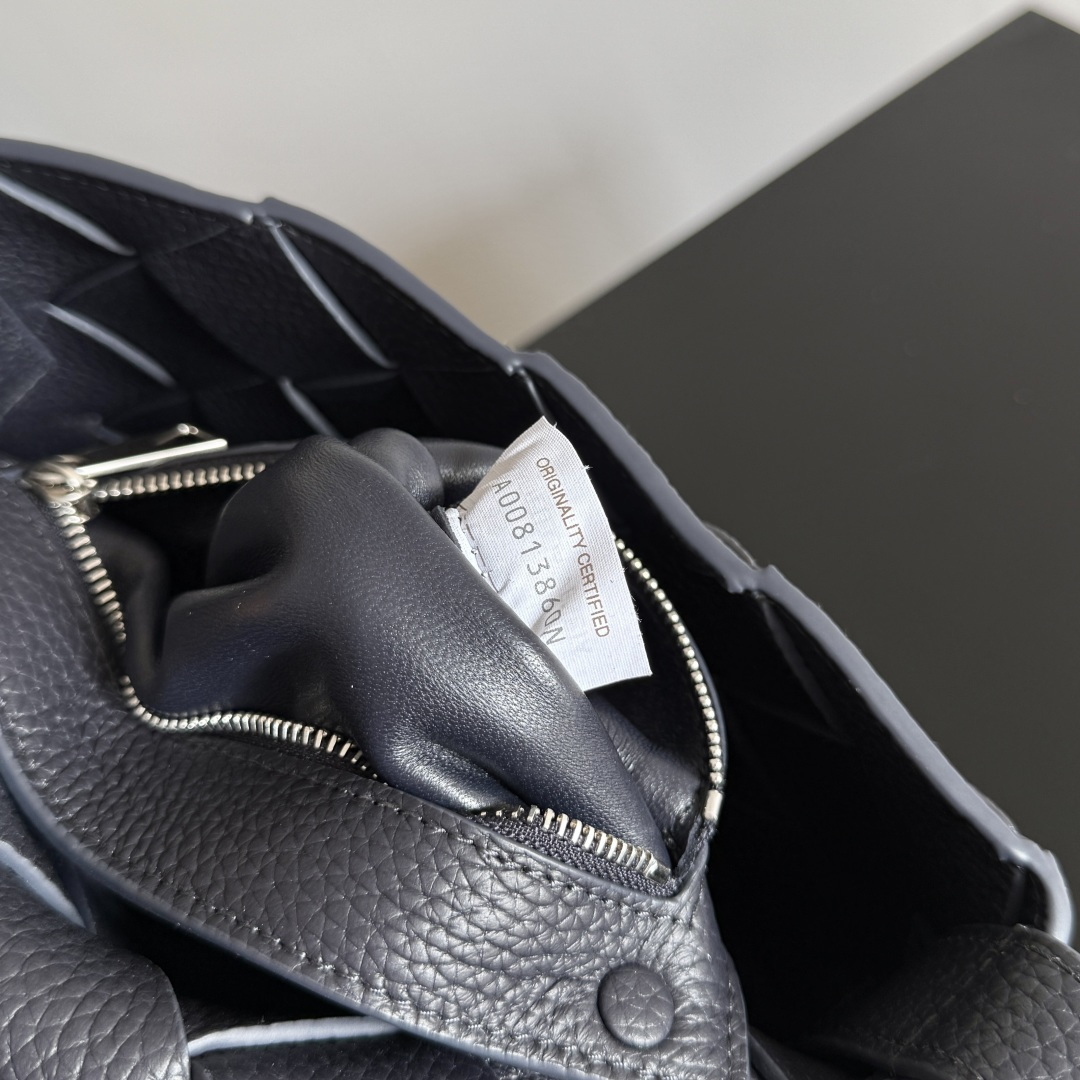 BOTTEGA VENETA全新Diago斜挎包 斜筑动态廓形，彰显独运匠心，作为B家早秋系列的一员，采