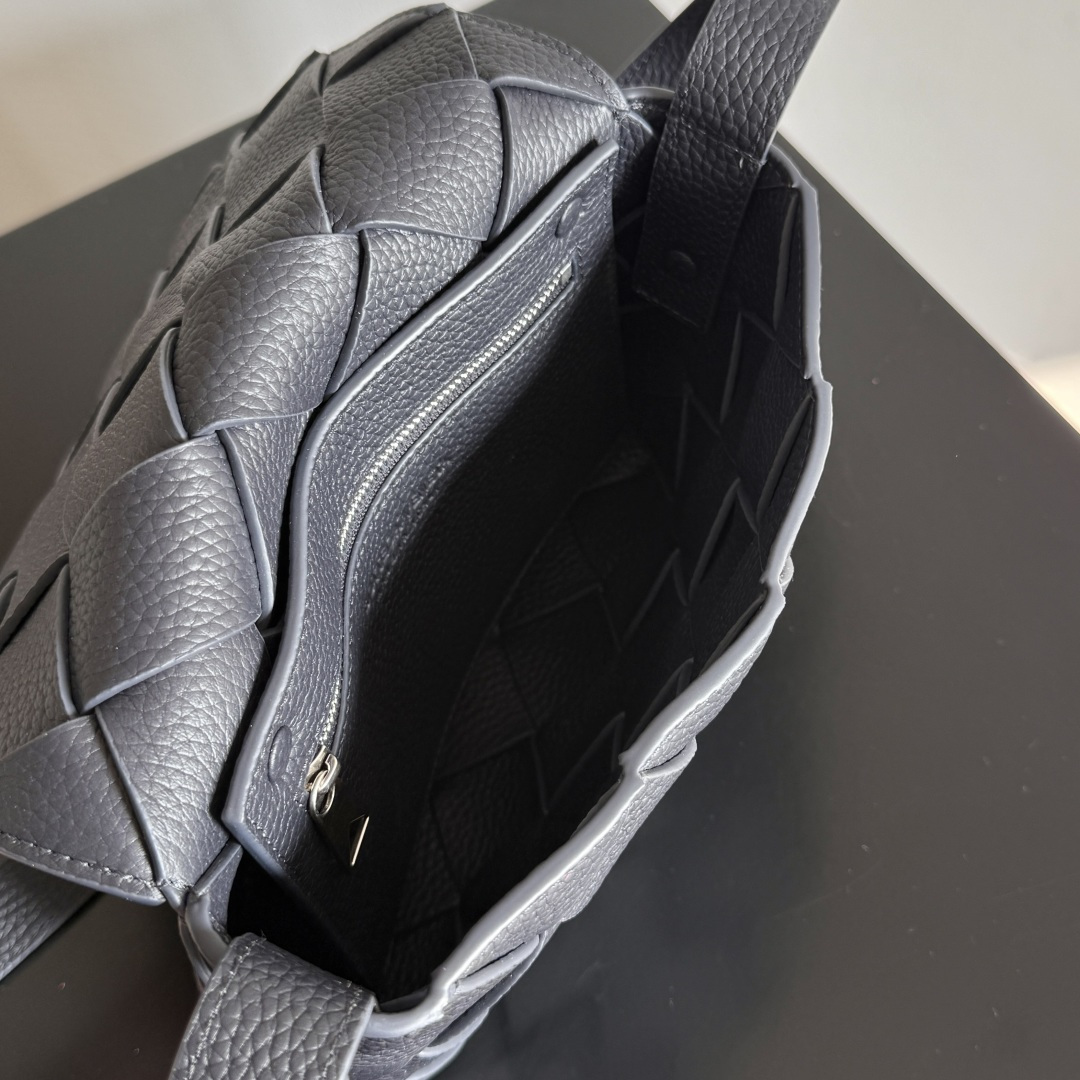 BOTTEGA VENETA全新Diago斜挎包 斜筑动态廓形，彰显独运匠心，作为B家早秋系列的一员，采