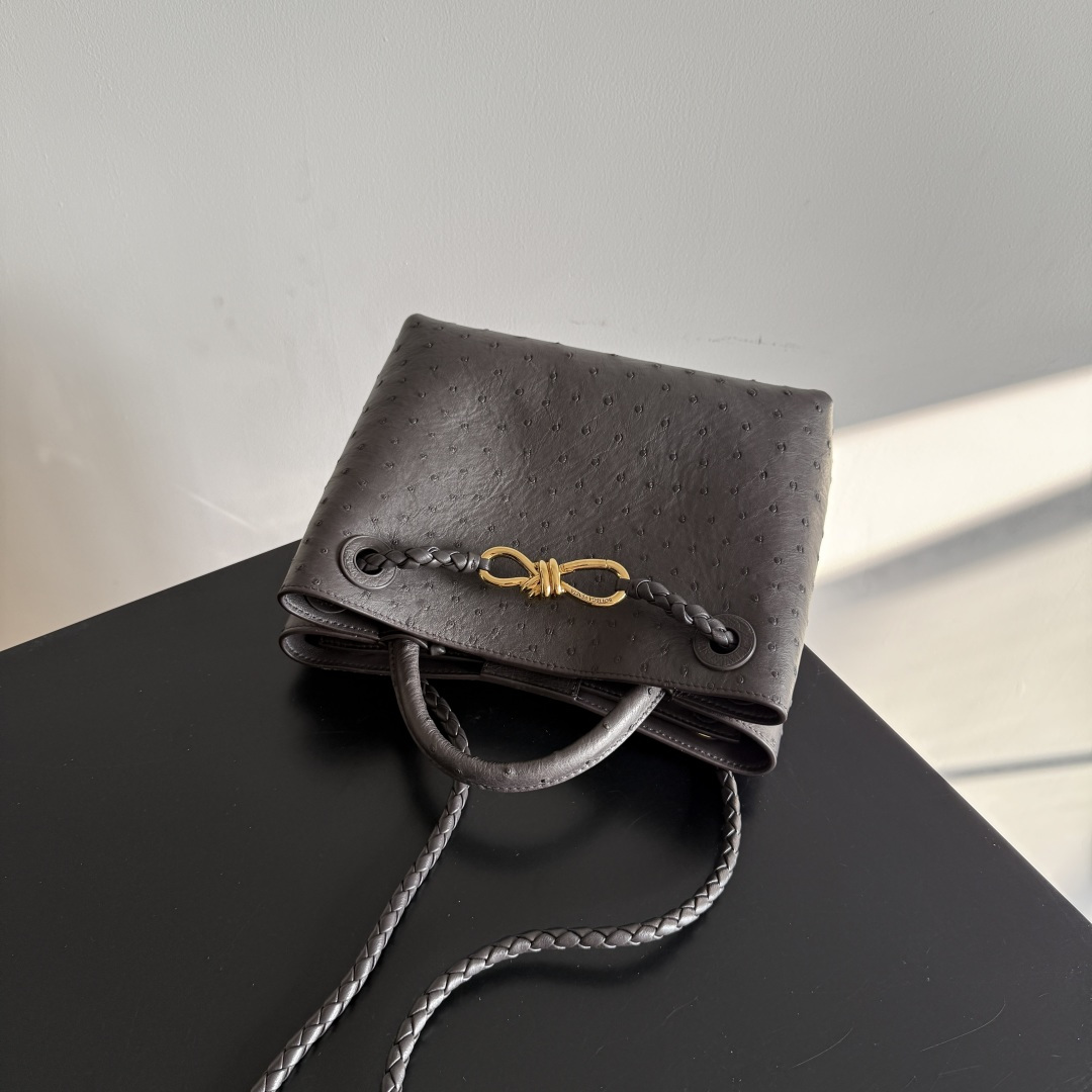 Bottega Veneta新款女士Andiamo手提包
鸵鸟皮纹理质感绝了，金色扣饰点睛，优雅又贵气；突出的珍珠孔形成的自然花纹，浑然天成而且轻便！每一颗小圆点都像藏了细密的呼吸，金色的结扣是整只包的心跳，扭成绳结的纹路和编织提手呼应着，把&ldquo;漫不经心的精致&rdquo;攥得紧紧。鸵鸟皮非常有质感🙋🏻&zwj;♀️拿在手上超提升气质～有手提/单肩/腋下/斜挎多种背法🫶🏻
款号：805231
尺寸：25*20*10cm