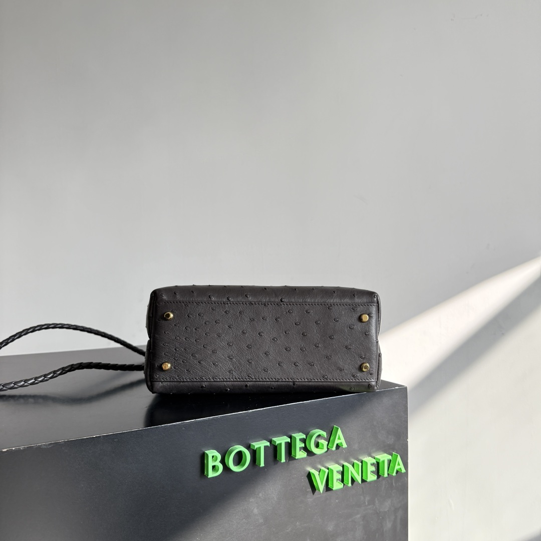 Bottega Veneta新款女士Andiamo手提包
鸵鸟皮纹理质感绝了，金色扣饰点睛，优雅又贵气；突出的珍珠孔形成的自然花纹，浑然天成而且轻便！每一颗小圆点都像藏了细密的呼吸，金色的结扣是整只包的心跳，扭成绳结的纹路和编织提手呼应着，把&ldquo;漫不经心的精致&rdquo;攥得紧紧。鸵鸟皮非常有质感🙋🏻&zwj;♀️拿在手上超提升气质～有手提/单肩/腋下/斜挎多种背法🫶🏻
款号：805231
尺寸：25*20*10cm