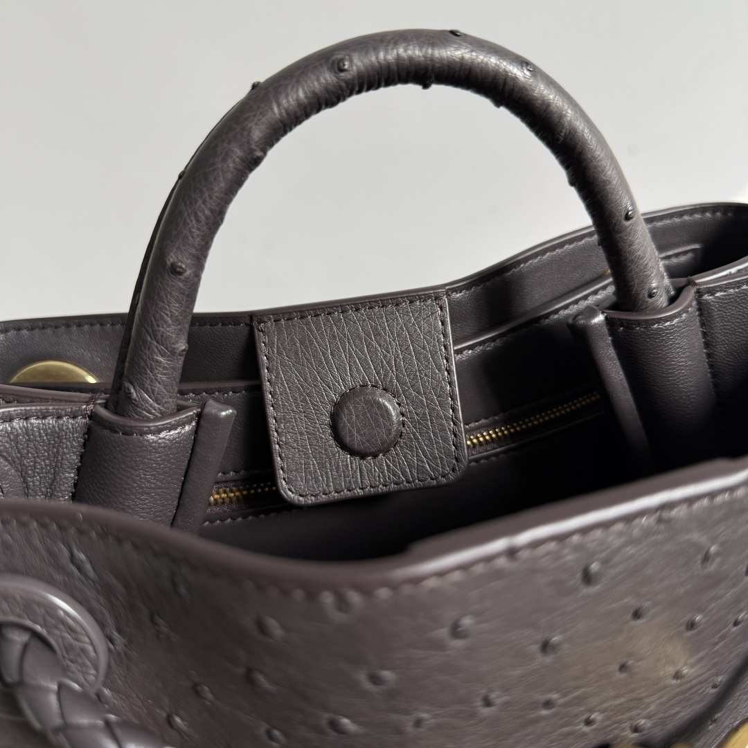 Bottega Veneta新款女士Andiamo手提包
鸵鸟皮纹理质感绝了，金色扣饰点睛，优雅又贵气；突出的珍珠孔形成的自然花纹，浑然天成而且轻便！每一颗小圆点都像藏了细密的呼吸，金色的结扣是整只包的心跳，扭成绳结的纹路和编织提手呼应着，把&ldquo;漫不经心的精致&rdquo;攥得紧紧。鸵鸟皮非常有质感🙋🏻&zwj;♀️拿在手上超提升气质～有手提/单肩/腋下/斜挎多种背法🫶🏻
款号：805231
尺寸：25*20*10cm