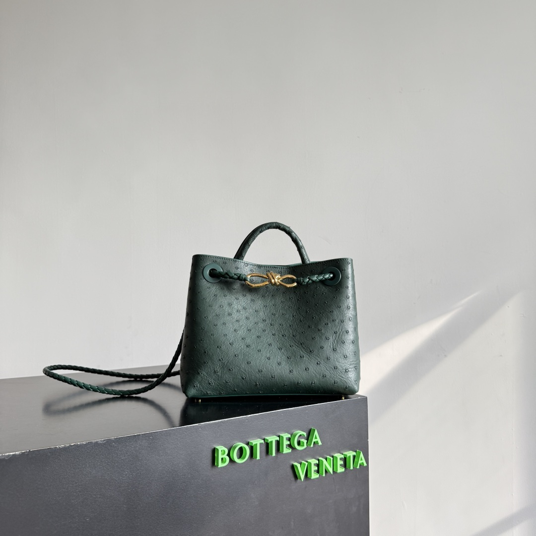 NO:701256,Special Bottega Veneta new women's Andiamo handbag. The ostrich leather texture is amazing. The golden buckle is the finishing touch, elegant and noble. The natural pattern formed by the prominent pearl holes is natural and lightweight!  Each small dot is like hiding a delicate breath, and the golden knot is the heartbeat of the whole bag. The twisted rope pattern echoes the woven handle, holding the 'careless delicacy' tightly. The ostrich leather is very textured♀Hold it in the hand to enhance your temperament~ It can be carried in various ways such as hand-held/one-shoulder/underarm/cross-body style No. 805231  Size 25*20*10cm, special BV, bottega veneta, bottega veneta, ostrich skin19860909特级 Bottega Veneta新款女士Andiamo手提包 鸵鸟皮纹理质感绝了,金色扣饰点睛,优雅又贵气；突出的珍珠孔形成的自然花纹,浑然天成而且轻便！每一颗小圆点都像藏了细密的呼吸,金色的结扣是整只包的心跳,扭成绳结的纹路和编织提手呼应着,把“漫不经心的精致”攥得紧紧.鸵鸟皮非常有质感♀拿在手上超提升气质～有手提/单肩/腋下/斜挎多种背法 款号805231 尺寸25*20*10cm,特级BV,bottega veneta,bottega veneta,ostrich skin,Bag