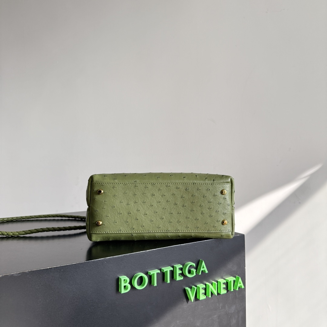 Bottega Veneta新款女士Andiamo手提包
鸵鸟皮纹理质感绝了，金色扣饰点睛，优雅又贵气；突出的珍珠孔形成的自然花纹，浑然天成而且轻便！每一颗小圆点都像藏了细密的呼吸，金色的结扣是整只包的心跳，扭成绳结的纹路和编织提手呼应着，把&ldquo;漫不经心的精致&rdquo;攥得紧紧。鸵鸟皮非常有质感🙋🏻&zwj;♀️拿在手上超提升气质～有手提/单肩/腋下/斜挎多种背法🫶🏻
款号：805231
尺寸：25*20*10cm