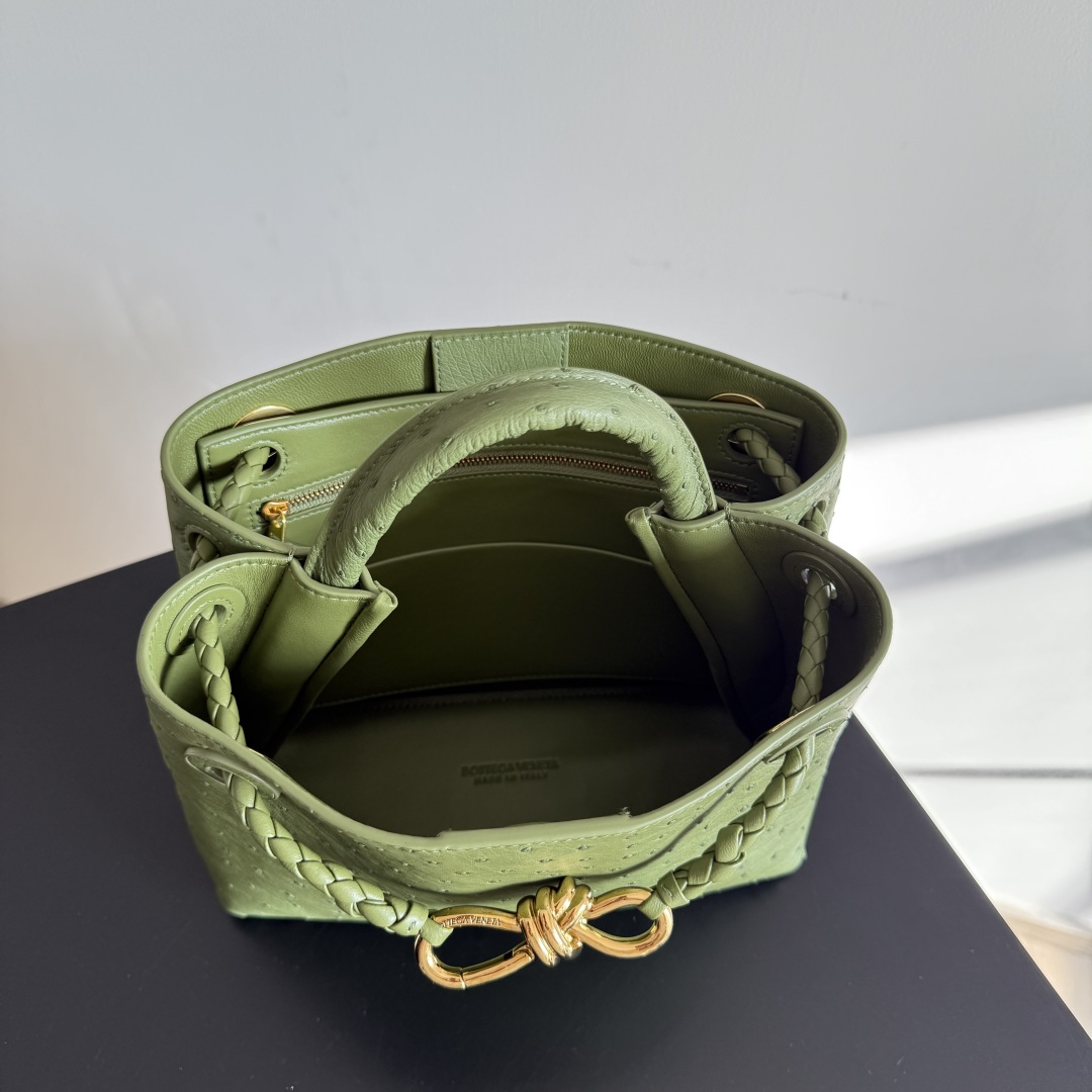 Bottega Veneta新款女士Andiamo手提包
鸵鸟皮纹理质感绝了，金色扣饰点睛，优雅又贵气；突出的珍珠孔形成的自然花纹，浑然天成而且轻便！每一颗小圆点都像藏了细密的呼吸，金色的结扣是整只包的心跳，扭成绳结的纹路和编织提手呼应着，把&ldquo;漫不经心的精致&rdquo;攥得紧紧。鸵鸟皮非常有质感🙋🏻&zwj;♀️拿在手上超提升气质～有手提/单肩/腋下/斜挎多种背法🫶🏻
款号：805231
尺寸：25*20*10cm