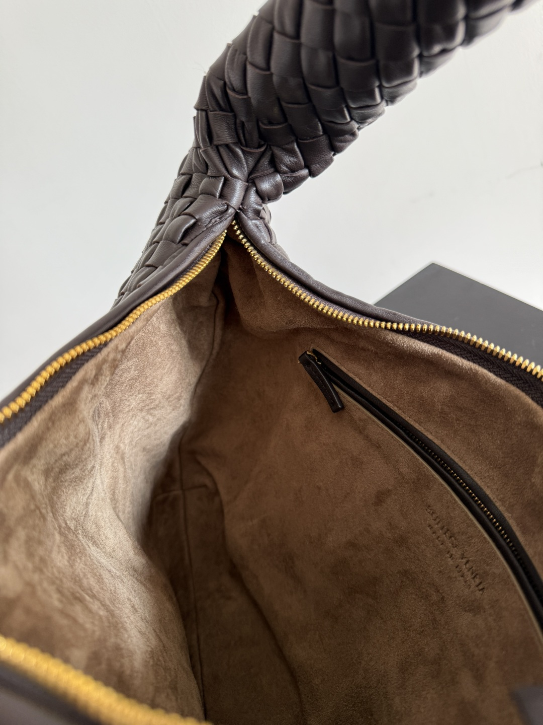 BV葆蝶家早春新品女士肩背包 手感柔软细腻的Hobo包出货啦！这款好多小伙伴都在等待，圆乎乎的造型容量又