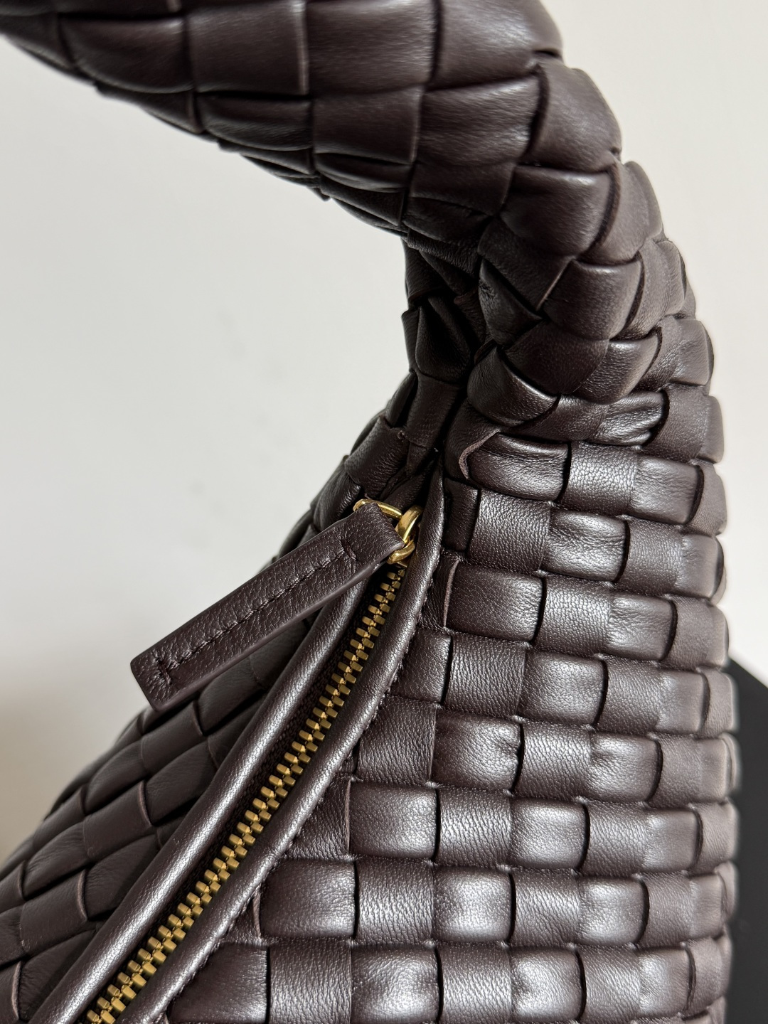 BV葆蝶家早春新品女士肩背包 手感柔软细腻的Hobo包出货啦！这款好多小伙伴都在等待，圆乎乎的造型容量又