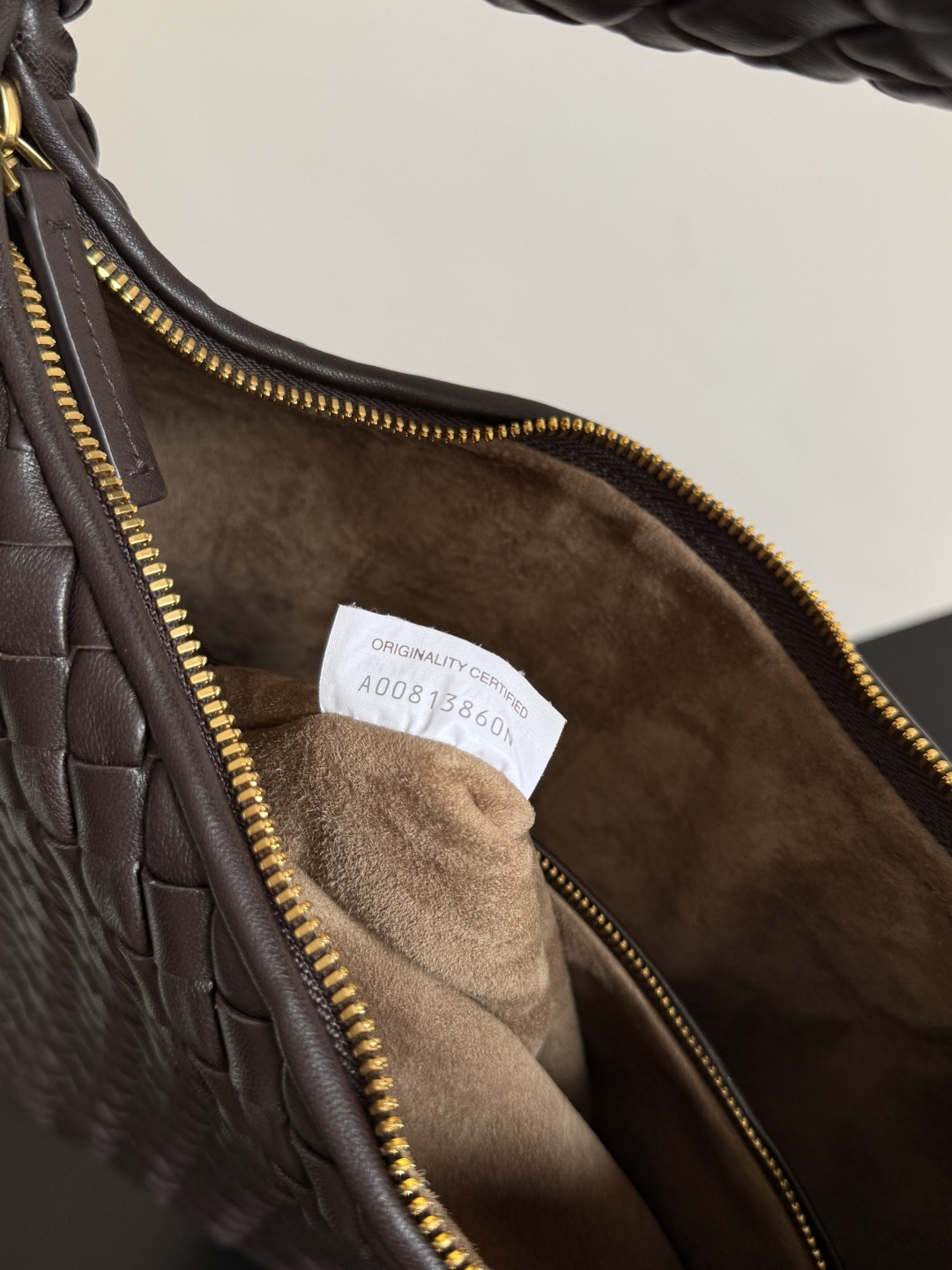 BV葆蝶家早春新品女士肩背包 手感柔软细腻的Hobo包出货啦！这款好多小伙伴都在等待，圆乎乎的造型容量又