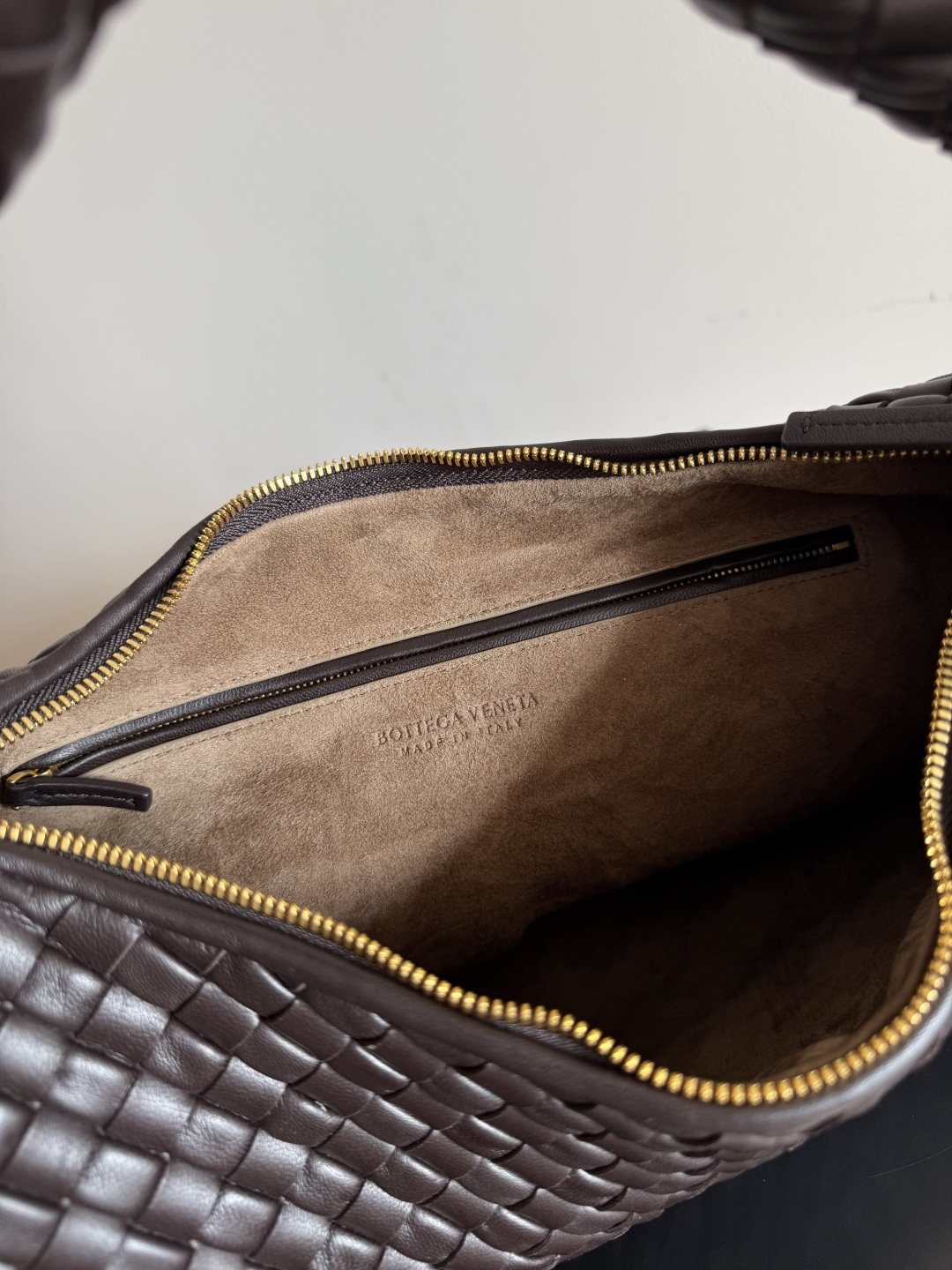 BV葆蝶家早春新品女士肩背包 手感柔软细腻的Hobo包出货啦！这款好多小伙伴都在等待，圆乎乎的造型容量又