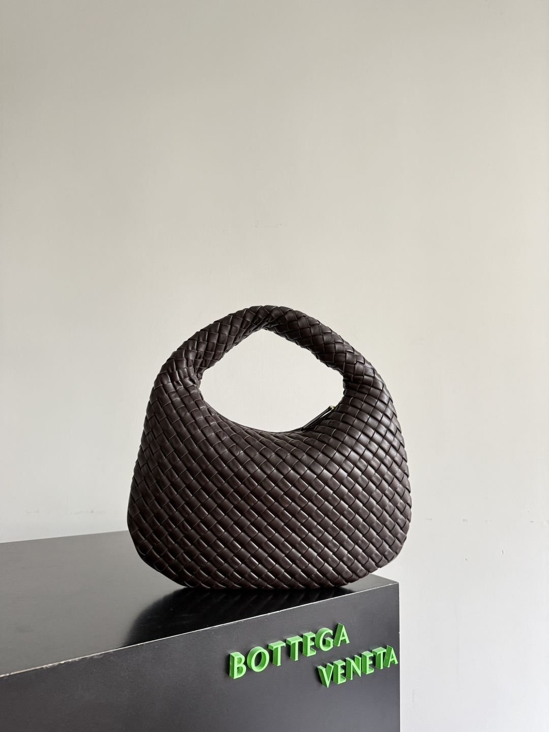 NO:701259,Special grade original leather BV Bottega Veneta's new early spring women's shoulder bag. The soft and delicate Hobo bag is now available in small size!  Many friends are waiting for this bag. It has a round shape and a large capacity. It can hold a 50-fold umbrella inside. Babies with a lot of daily items do not need to worry about the capacity of this bag. It is a very practical bag for traveling and commuting. Although it is fluffy, it is soft and comfortable when carried on one shoulder. It has a modern and retro flavor. Model No. 856736, size 35*21*5cm, special BV, Bottega Veneta, Bottega Veneta, backpacks19860909特级 原厂皮 BV葆蝶家早春新品女士肩背包 手感柔软细腻的Hobo包小号出货啦！这款好多小伙伴都在等待,圆乎乎的造型容量又大,内里放的下五折伞,日常物品多的宝宝们完全不用担心这只的容量哦,旅行通勤都很实用的一个包包,虽然是蓬松的造型但单肩背的时候柔软舒适,很有摩登复古的味道 款号856736 尺寸35*21*5cm,特级BV,bottega veneta,bottega veneta,backpacks,Bag