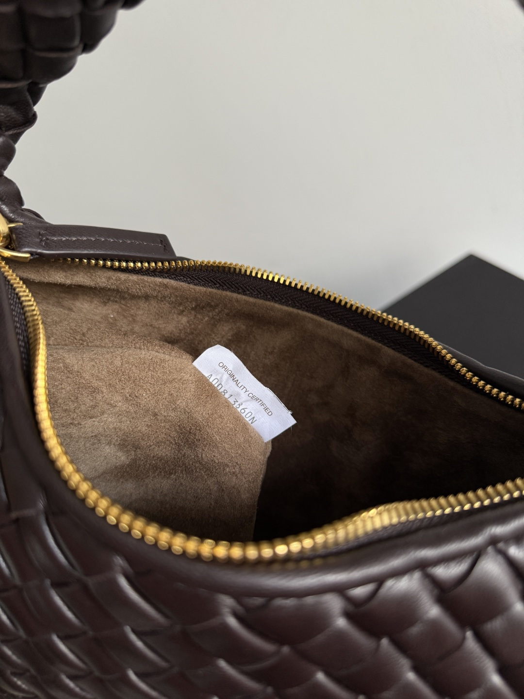 BV葆蝶家早春新品女士肩背包 手感柔软细腻的Hobo包小号出货啦！这款好多小伙伴都在等待，圆乎乎的造型容