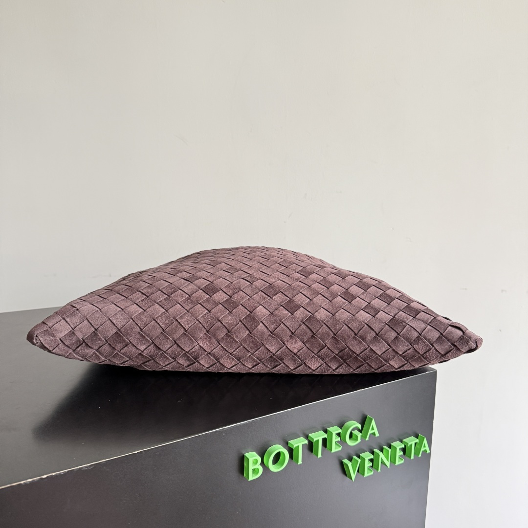 最近好像被BV的这支包包刷屏了～新出的Hop真的不要太美整体包身无缝合线包身和提手由一张皮革制成体现了B