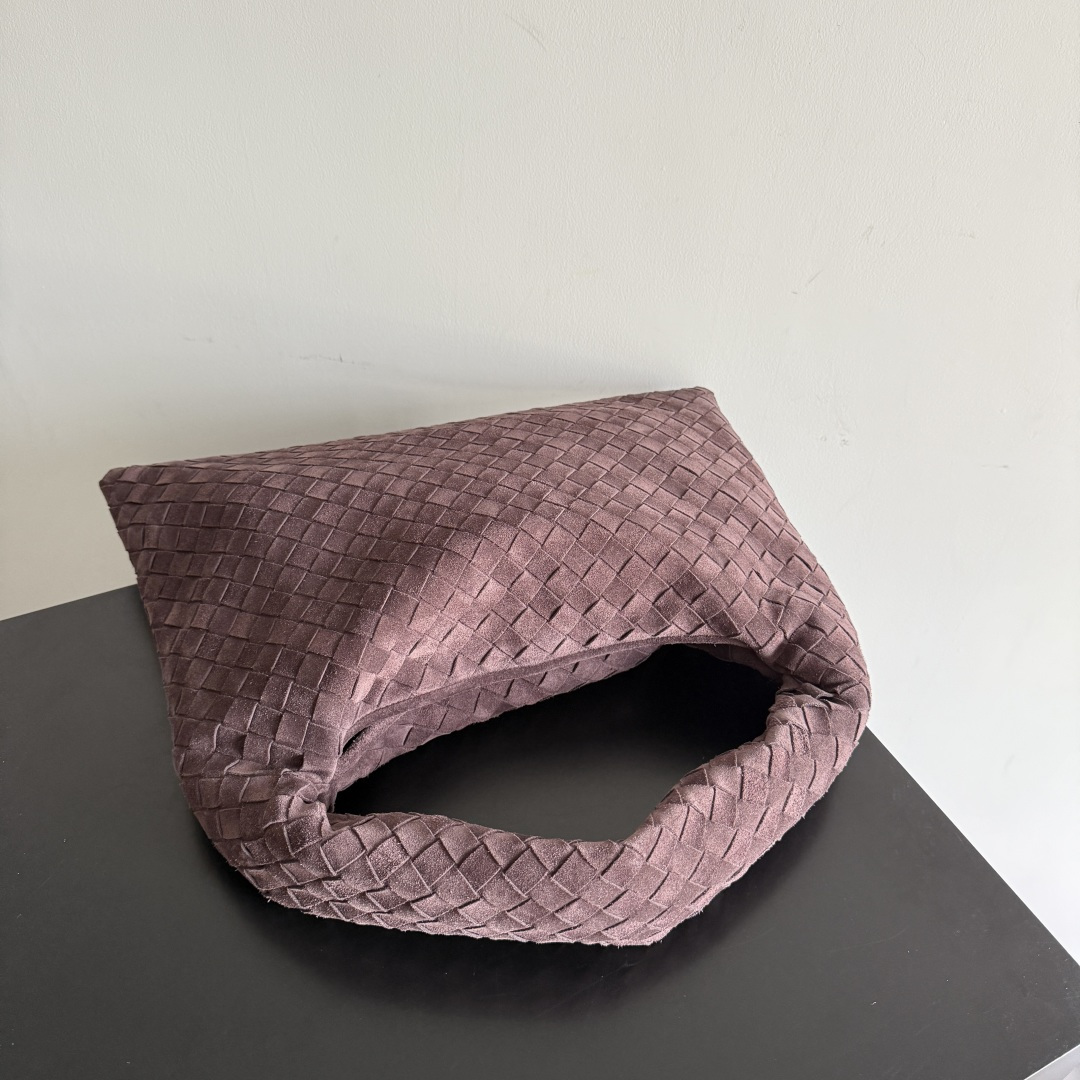 最近好像被BV的这支包包刷屏了～新出的Hop真的不要太美整体包身无缝合线包身和提手由一张皮革制成体现了B