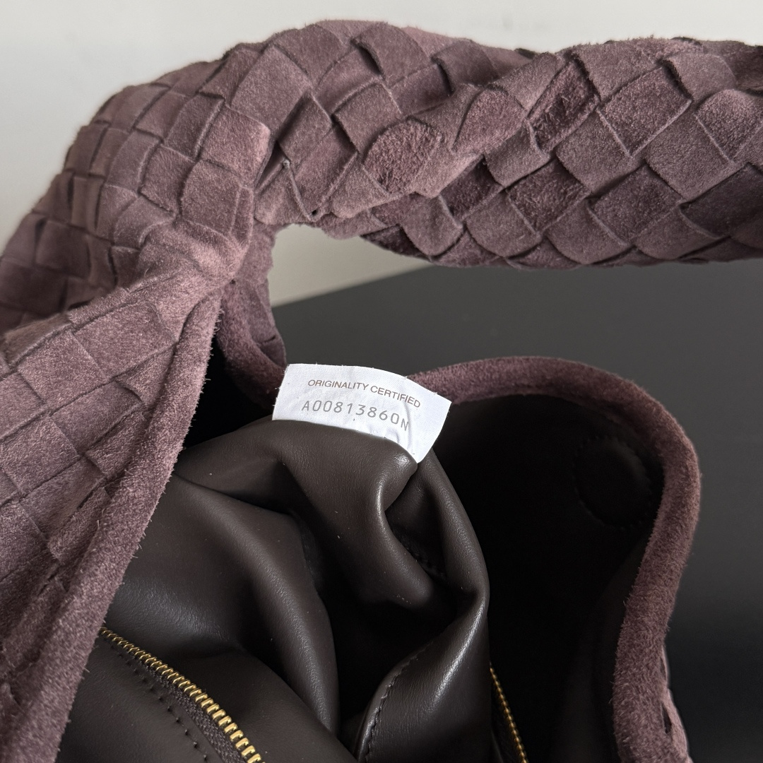 最近好像被BV的这支包包刷屏了～新出的Hop真的不要太美整体包身无缝合线包身和提手由一张皮革制成体现了B