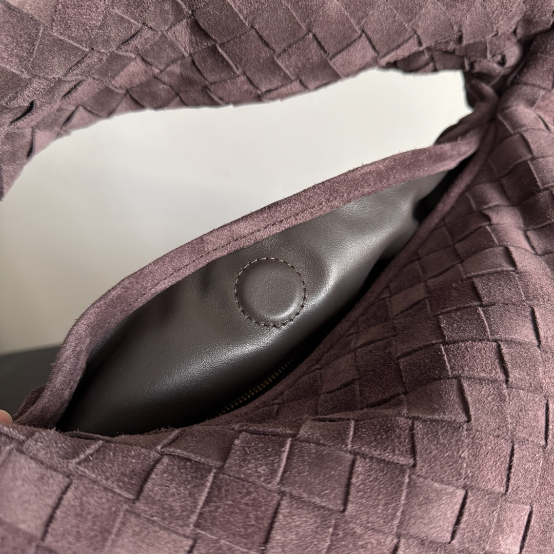 最近好像被BV的这支包包刷屏了～新出的Hop真的不要太美整体包身无缝合线包身和提手由一张皮革制成体现了B