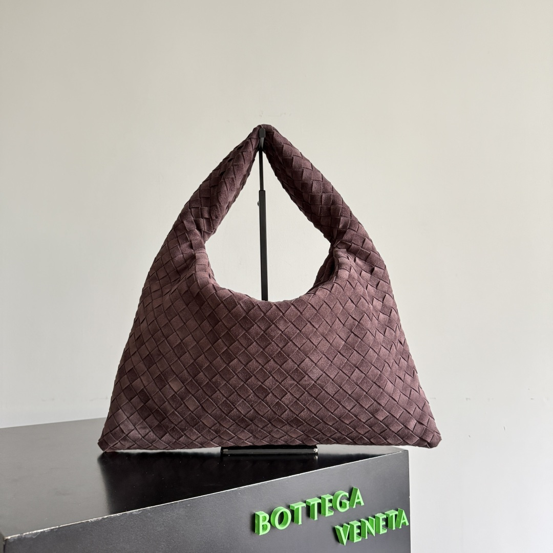 NO:701250,Special grade original leather seems to have been popular with this bag from BV recently~ The new Hop is really not too beautiful. The whole bag has no seams. The bag body and handles are made of one piece of leather. It reflects the style and essence of Bottega Veneta. It truly represents craftsmanship and creativity. The large size has a very loose and lazy upper body. Big bag lovers will definitely not regret buying it. Style No. 796262 Size 46*21*10cm, special BV, Bottega  veneta,bottega veneta19860909特级 原厂皮 最近好像被BV的这支包包刷屏了～新出的Hop真的不要太美 整体包身无缝合线 包身和提手由一张皮革制成 体现了Bottega Veneta的风格和精髓 真正代表了工艺和创意 大号尺寸上身非常有松弛感慵懒感 大包爱好者入完绝对不后悔 款号796262 尺寸46*21*10cm,特级BV,bottega veneta,bottega veneta,Bag