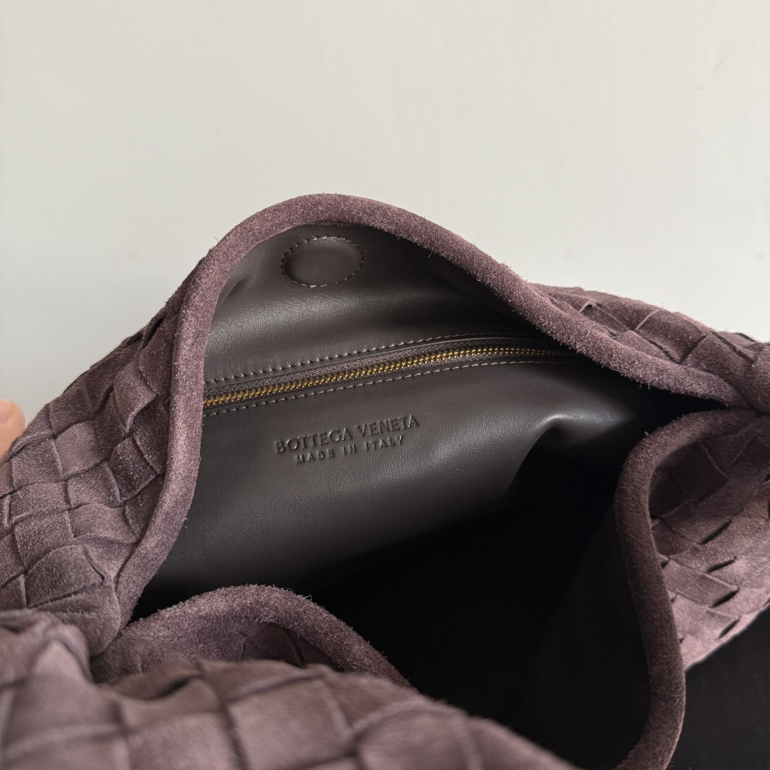 最近好像被BV的这支包包刷屏了～新出的Hop真的不要太美整体包身无缝合线包身和提手由一张皮革制成体现了B