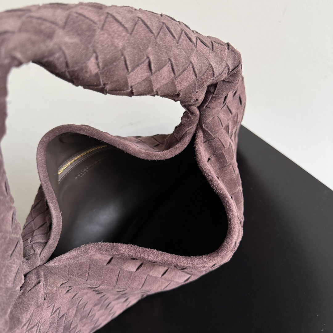 最近好像被BV的这支包包刷屏了～新出的Hop真的不要太美整体包身无缝合线包身和提手由一张皮革制成体现了B