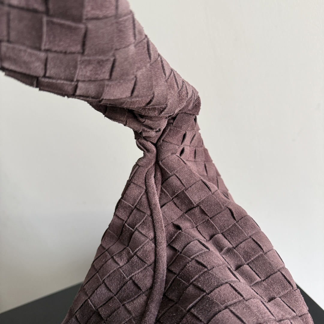 最近好像被BV的这支包包刷屏了～新出的Hop真的不要太美整体包身无缝合线包身和提手由一张皮革制成体现了B