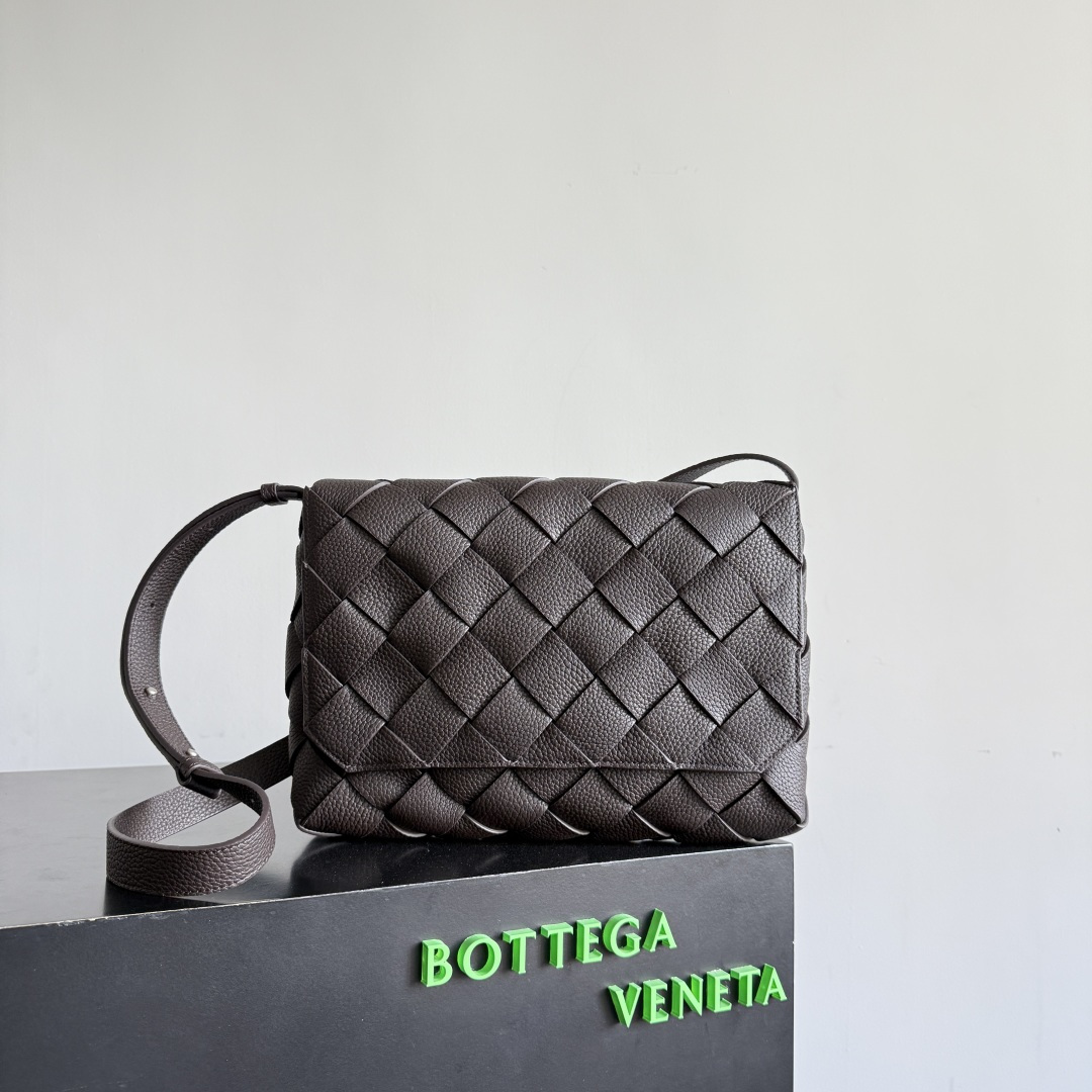 BOTTEGA VENETA葆蝶家2025新品Diago大号斜挎包最新出货🎉🎉实用主义和Diago工艺的