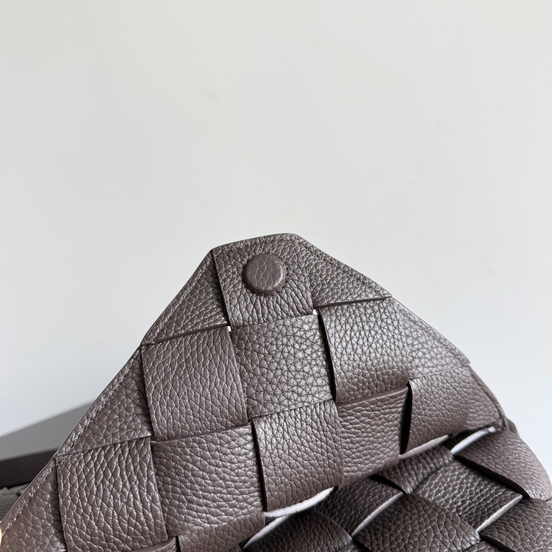 BOTTEGA VENETA葆蝶家2025新品Diago大号斜挎包最新出货🎉🎉实用主义和Diago工艺的