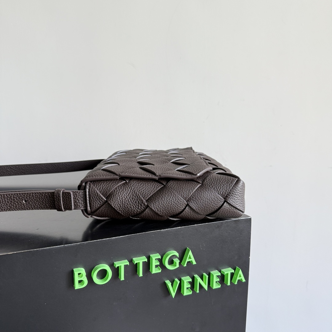 BOTTEGA VENETA葆蝶家2025新品Diago大号斜挎包最新出货🎉🎉实用主义和Diago工艺的