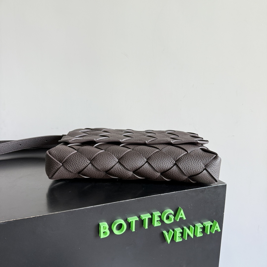 BOTTEGA VENETA葆蝶家2025新品Diago大号斜挎包最新出货🎉🎉实用主义和Diago工艺的