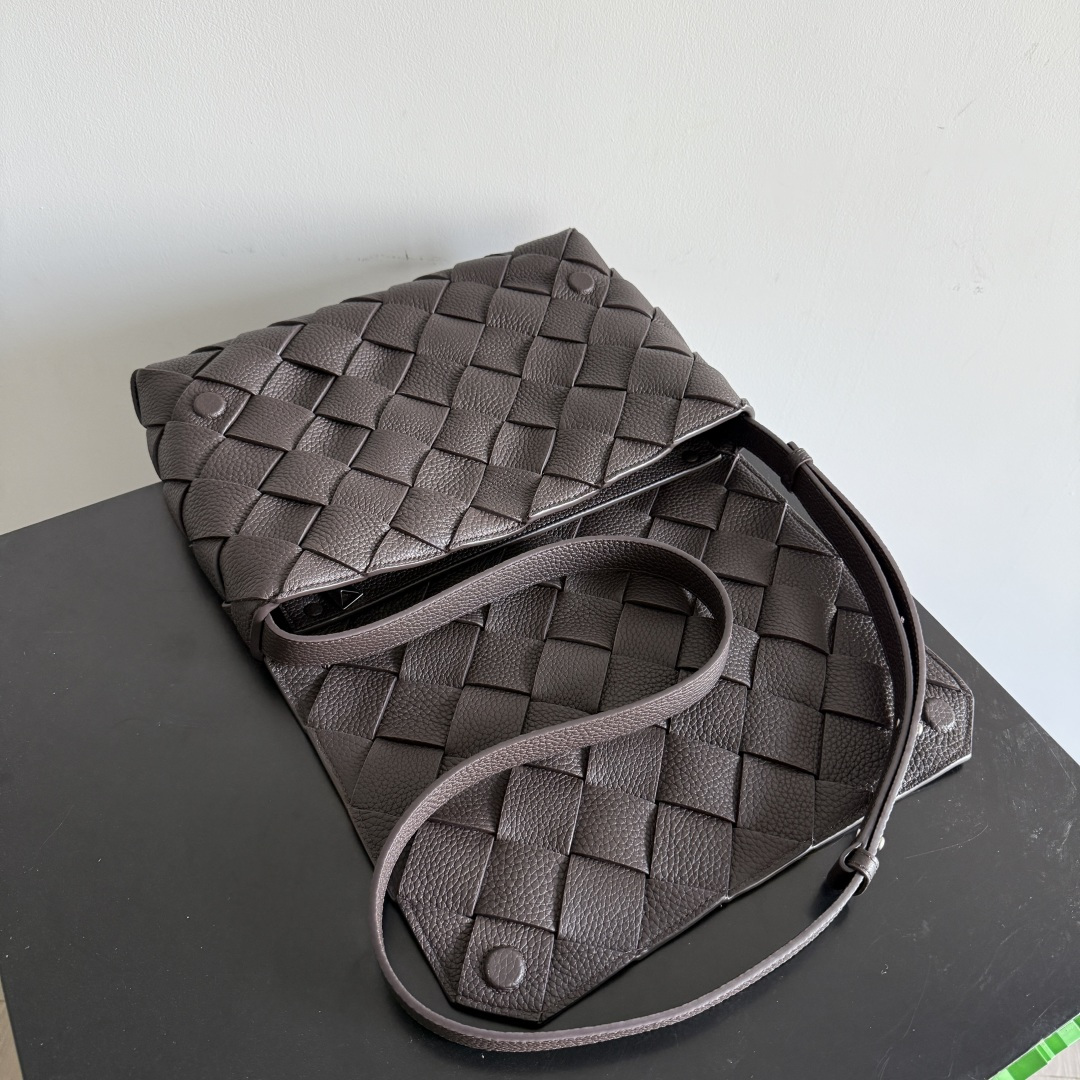 BOTTEGA VENETA葆蝶家2025新品Diago大号斜挎包最新出货🎉🎉实用主义和Diago工艺的