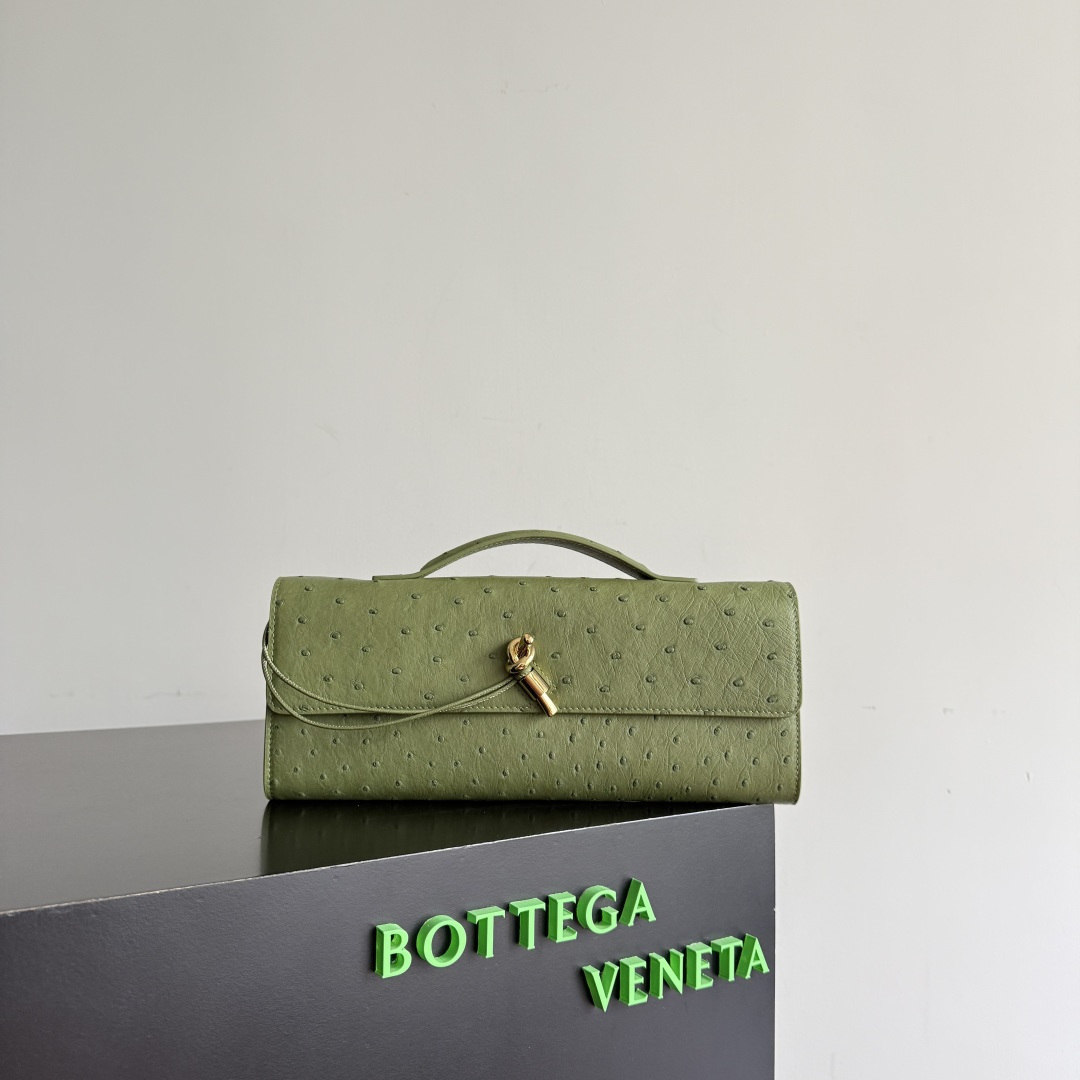 Bottega Veneta Women's Andiamo Clutch This Bottega Veneta handbag is made of South Africa's A-grade rare ostrich leather, with natural texture showing its unique texture. Unique pore texture + soft touch, super high-end texture. The bag has a simple and elegant design, equipped with a gold metal buckle and a hand strap. It is both decorative and practical. It combines exquisite leather craftsmanship with low-key luxury style. It is an excellent item to show off your taste in fashionable occasions. It can be easily used in commuting or formal occasions.
Style number: 805241
Size: 31*13*3cm